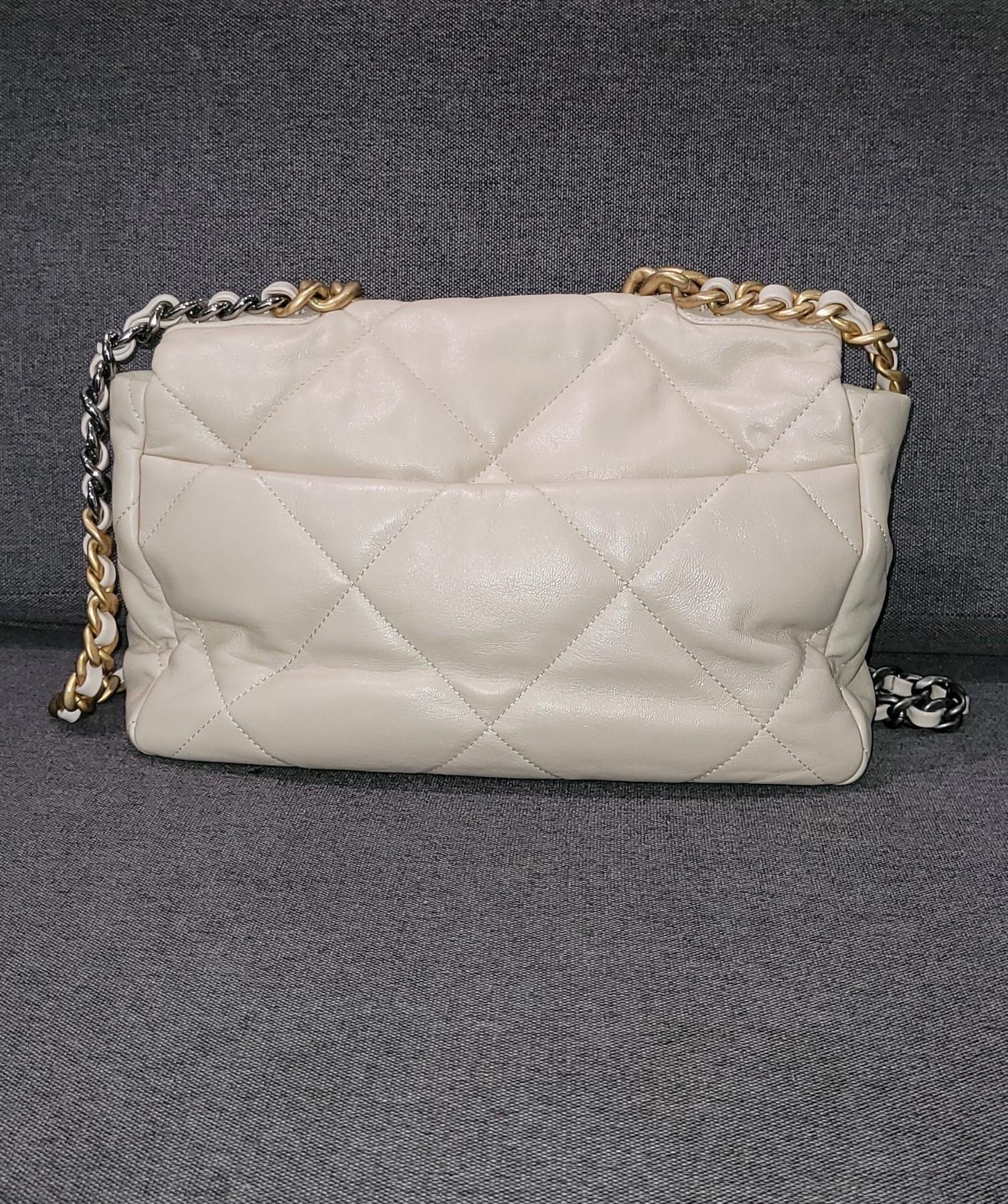 Chanel Beige Quilted Lambskin Large 19 Flap Bag Silver Hardware, 2020

    This bag was produced for the 2020
    The strap features silver, gold and ruthenium hardware
    The interior is lined with beige canvas



Height: 7.87 inches / 20