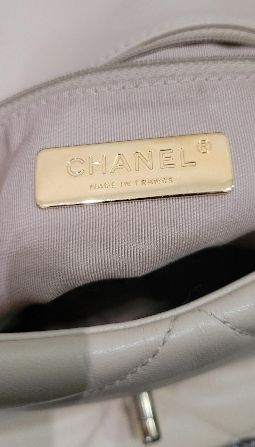 Chanel  Beige Quilted Lambskin Large 19 Flap Bag en vente 3