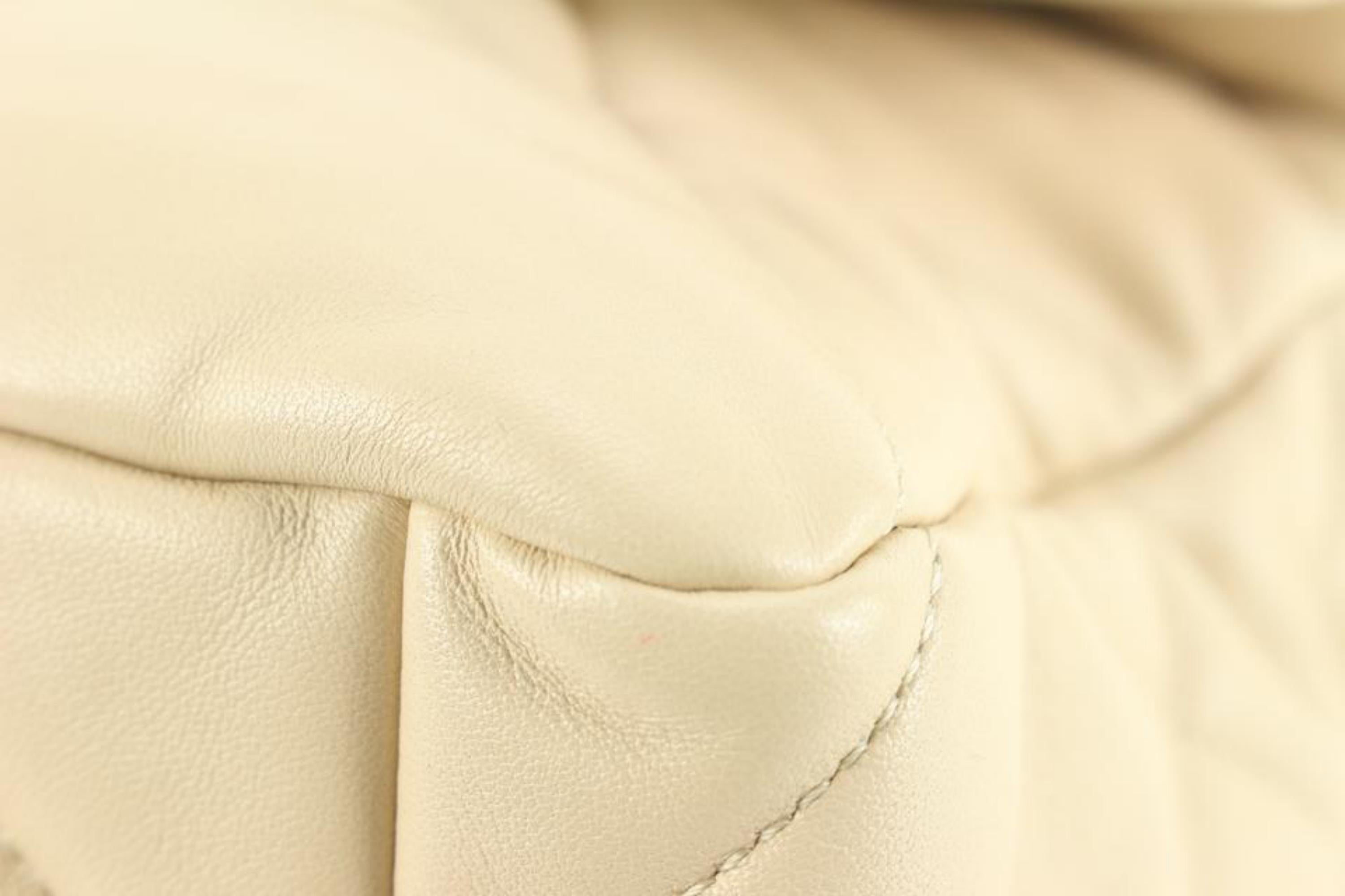 Chanel - Grand sac à rabat 19 en cuir d'agneau matelassé beige 66cc725s Pour femmes en vente