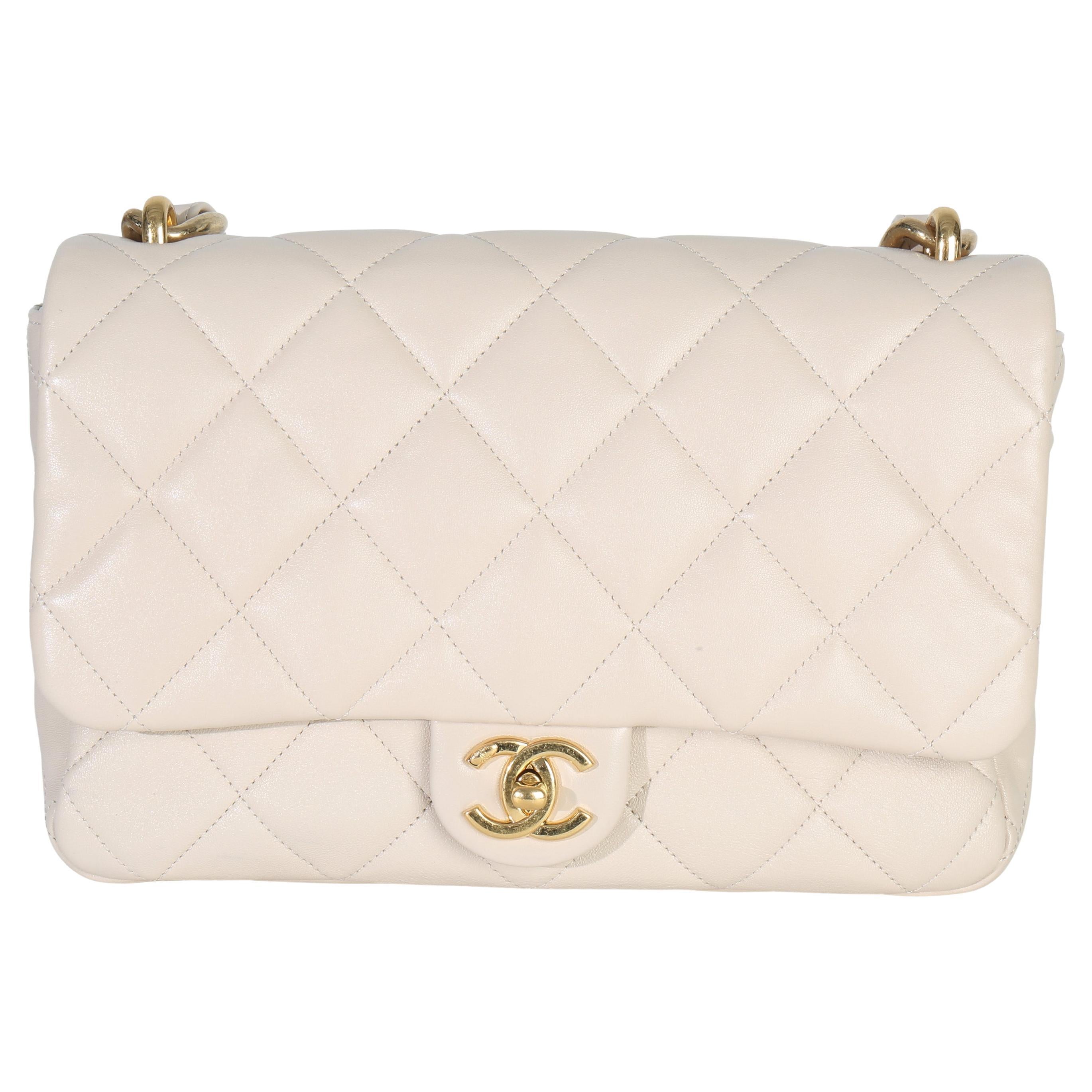 Chanel - Grand sac à rabat Funky Townes en cuir d'agneau matelassé beige
