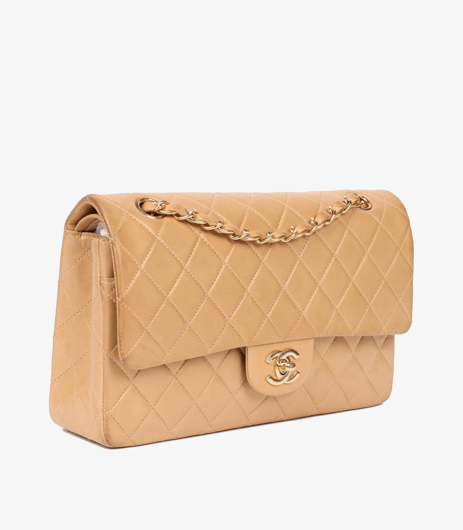 Chanel Bolso Doble Solapa Clásico Vintage Beige Piel de Cordero Acolchada

Detalles del producto
Xupes Ref: CB1337
Marca: Chanel
Model No: Bolso Clásico Mediano con Doble Solapa
Tipo: Hombro
Número de serie: 6922531
Edad: 2002
Acompañado de: Bolsa