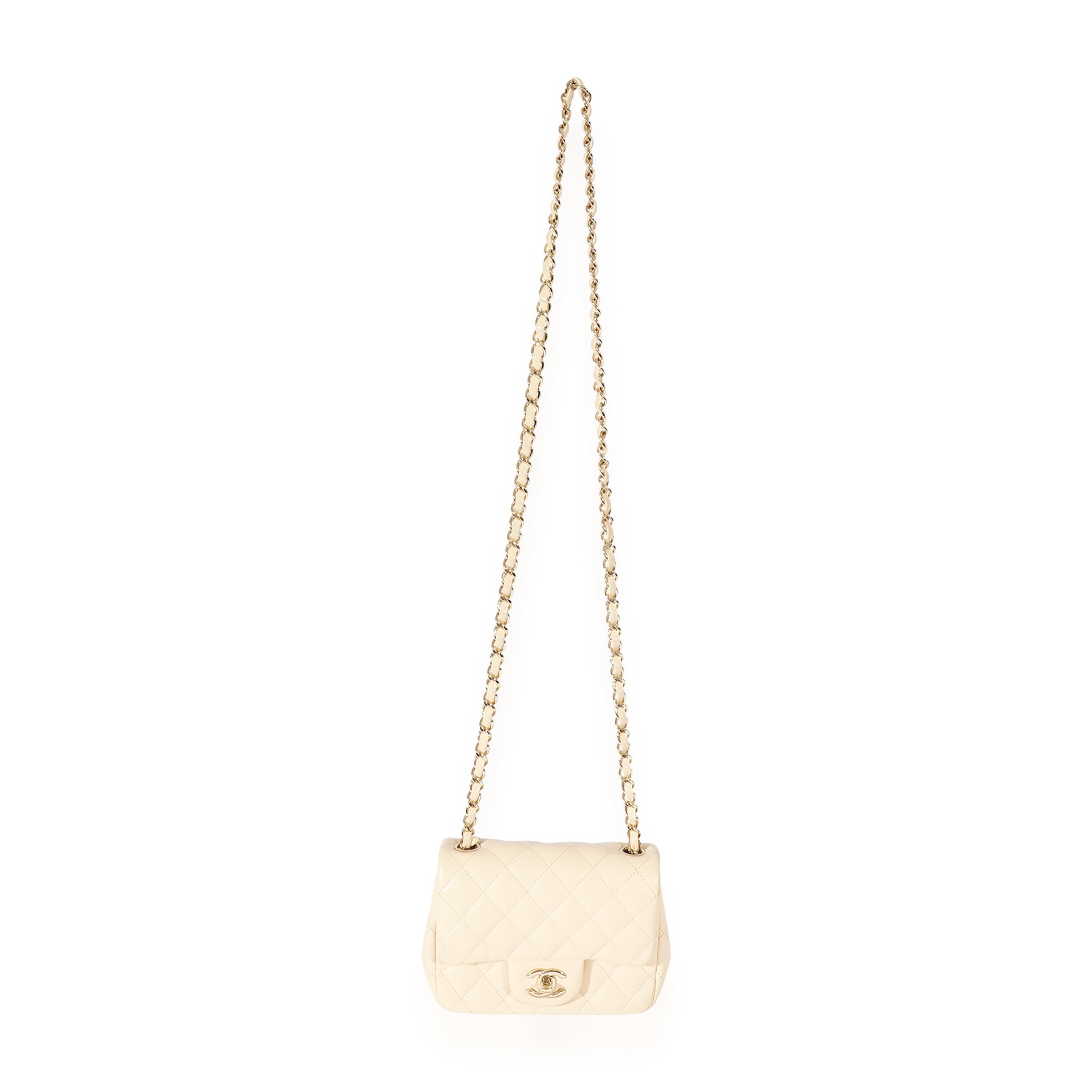 Titre de la liste : Chanel Beige Quilted Lambskin Mini Square Classic Flap Bag
SKU : 127695
Condit : Usagé 
Condition du sac à main : Très bon
Commentaires sur l'état : Très bon état. Les coins sont éraflés et l'extérieur est légèrement abîmé.