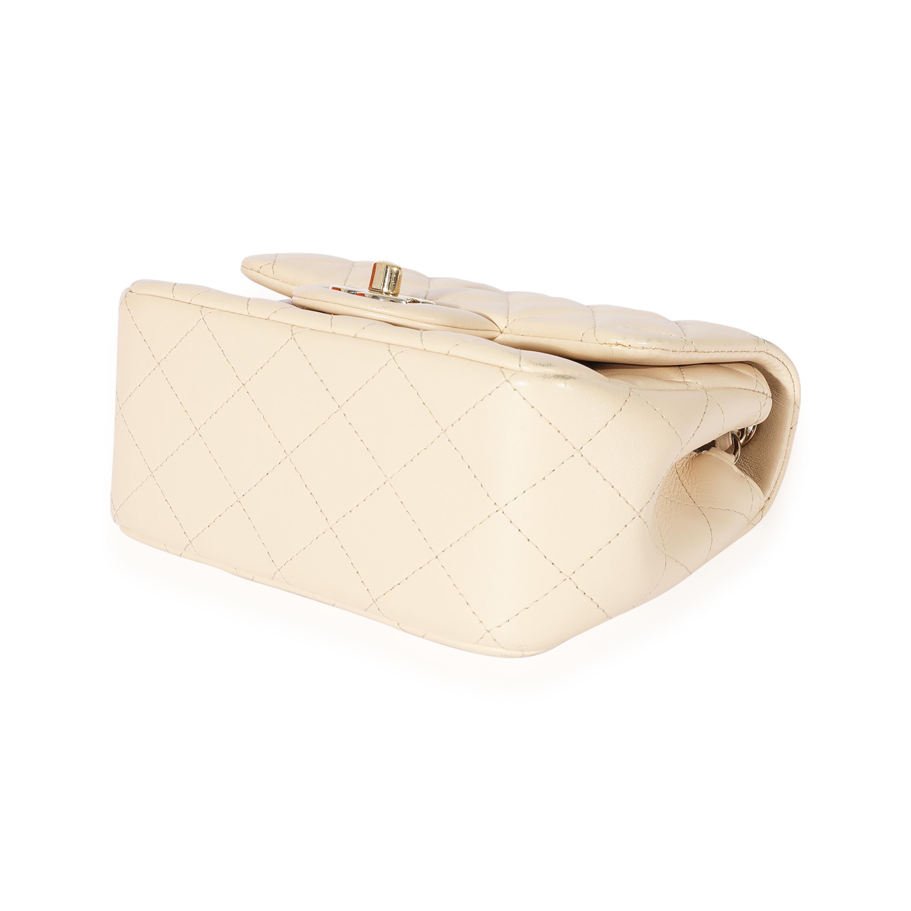 Chanel - Mini sac à main classique carré en cuir d'agneau matelassé - beige Pour femmes en vente