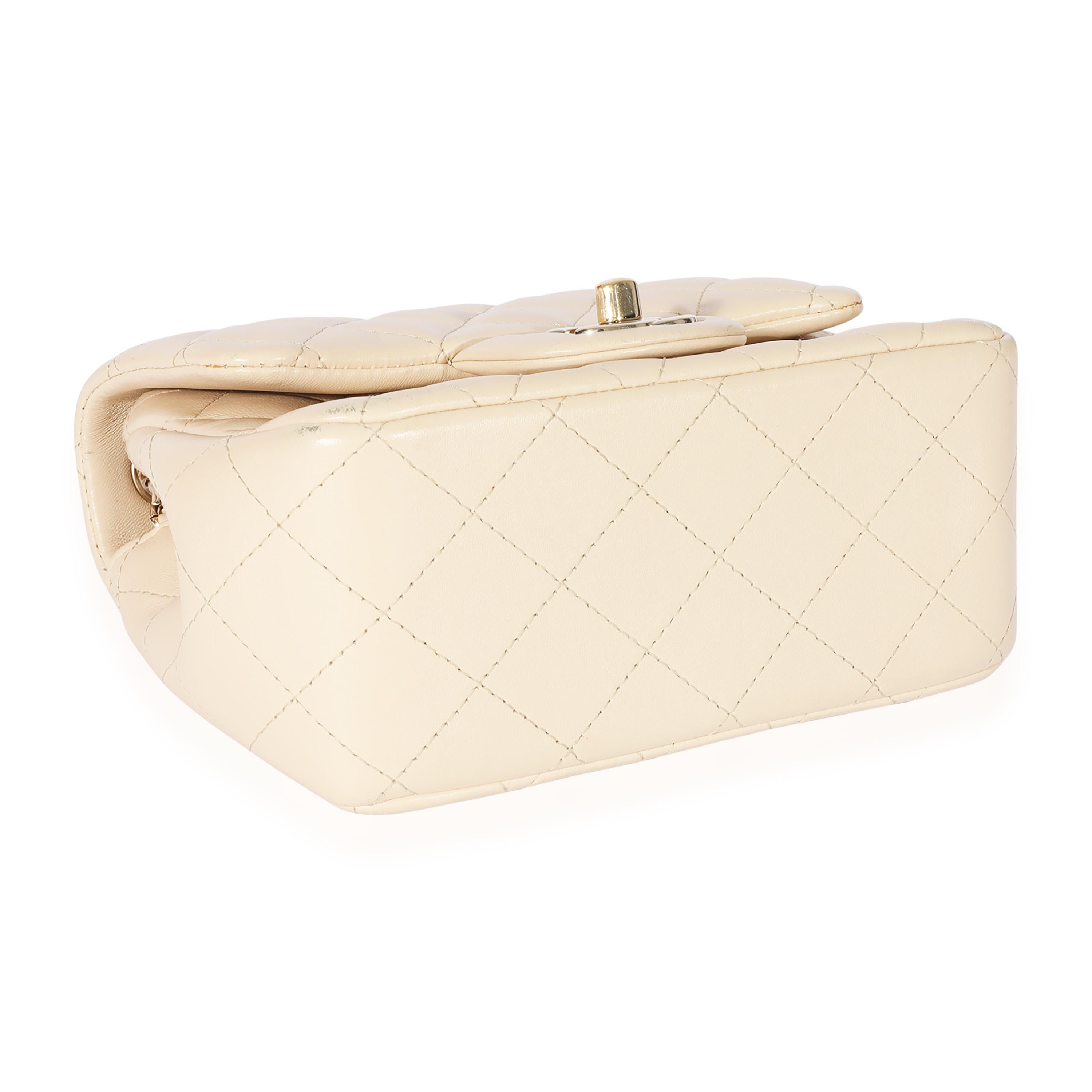 Chanel - Mini sac à main classique carré en cuir d'agneau matelassé - beige en vente 1