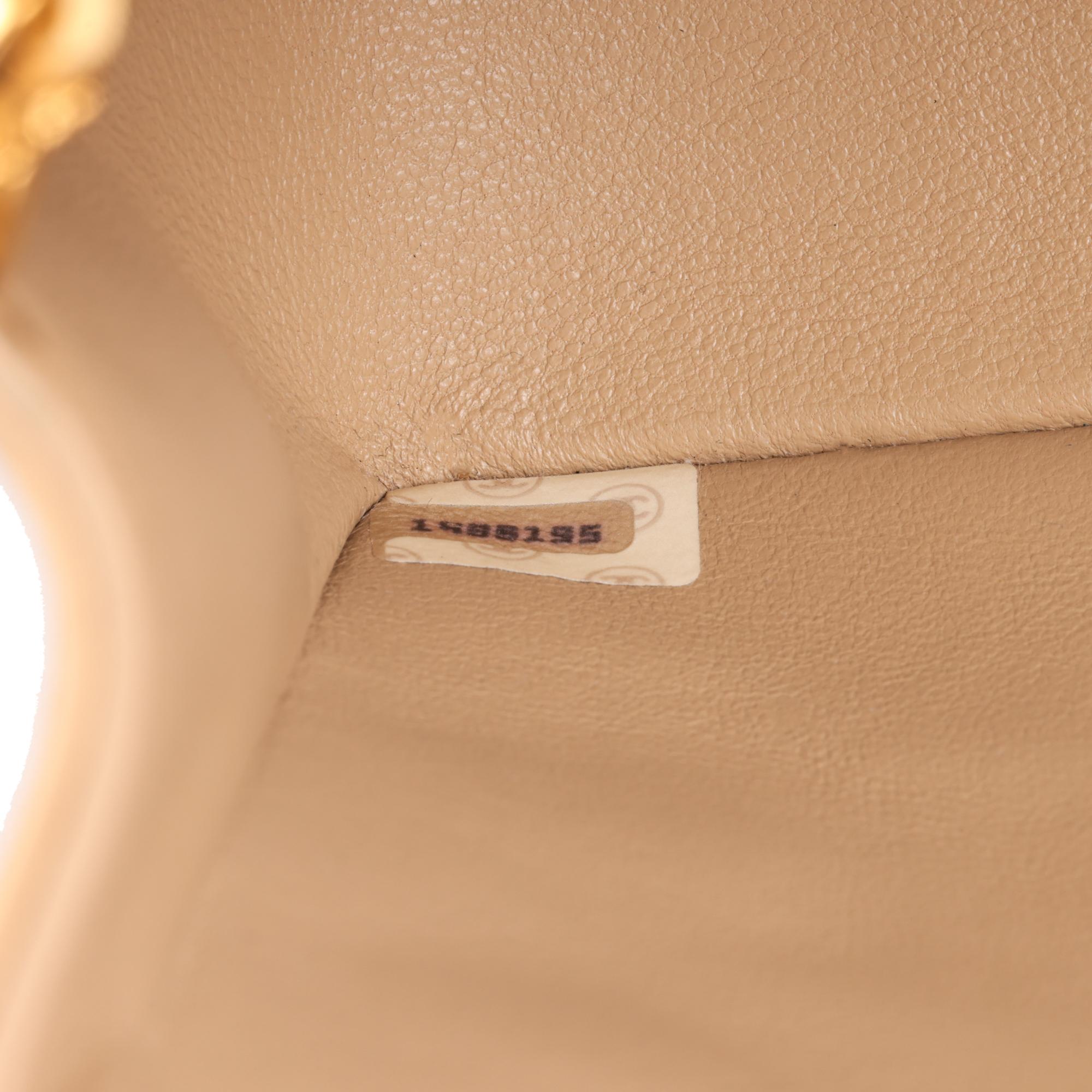 Chanel - Sac à rabat simple classique, taille moyenne, en cuir d'agneau matelassé beige, avec portefeuille en vente 5