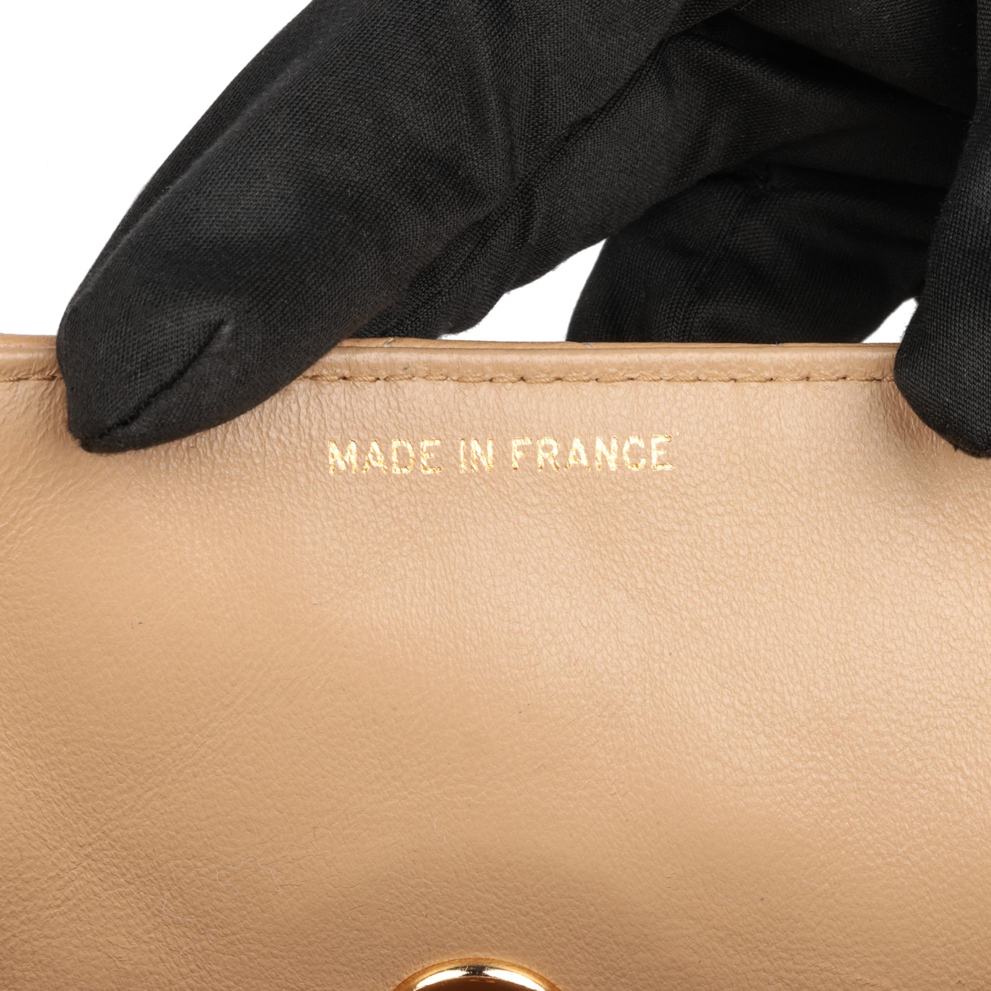 Chanel - Sac à rabat simple classique, taille moyenne, en cuir d'agneau matelassé beige, avec portefeuille en vente 6