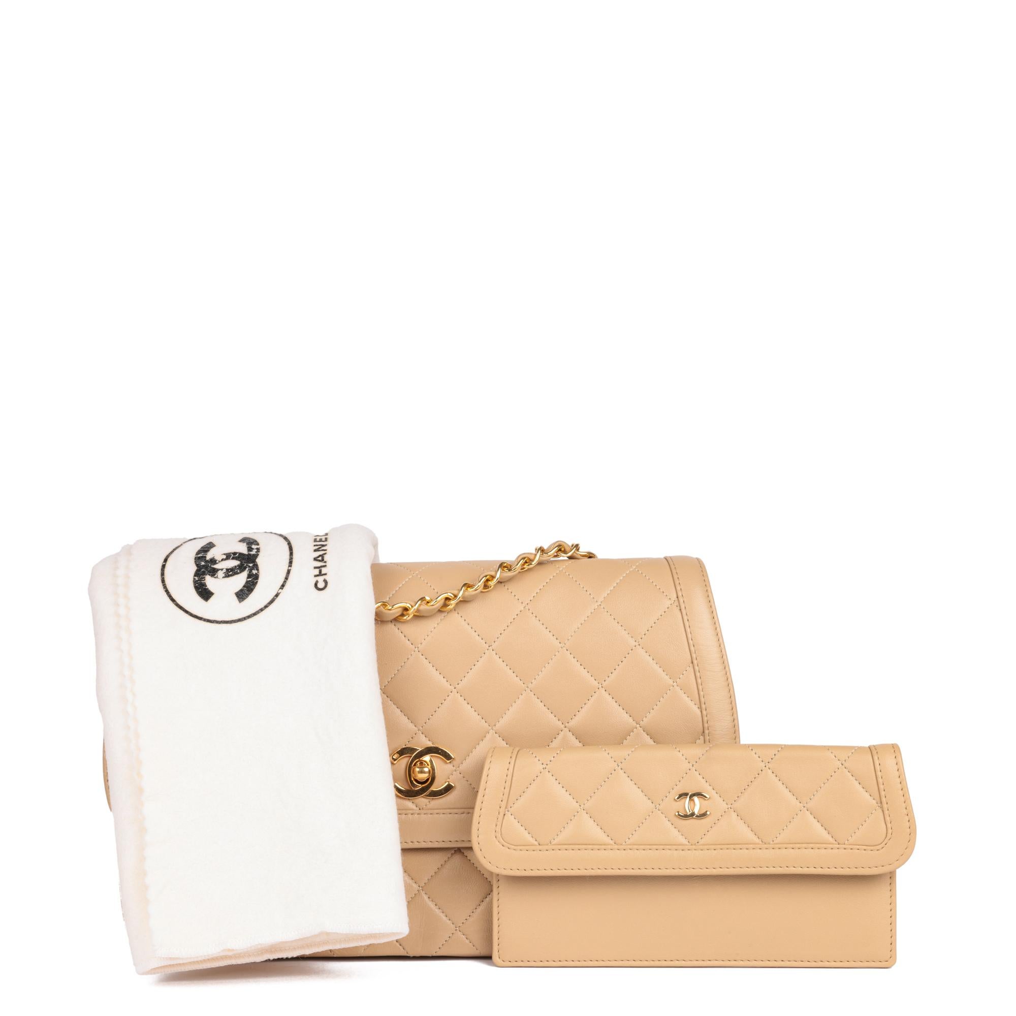Chanel - Sac à rabat simple classique, taille moyenne, en cuir d'agneau matelassé beige, avec portefeuille en vente 7