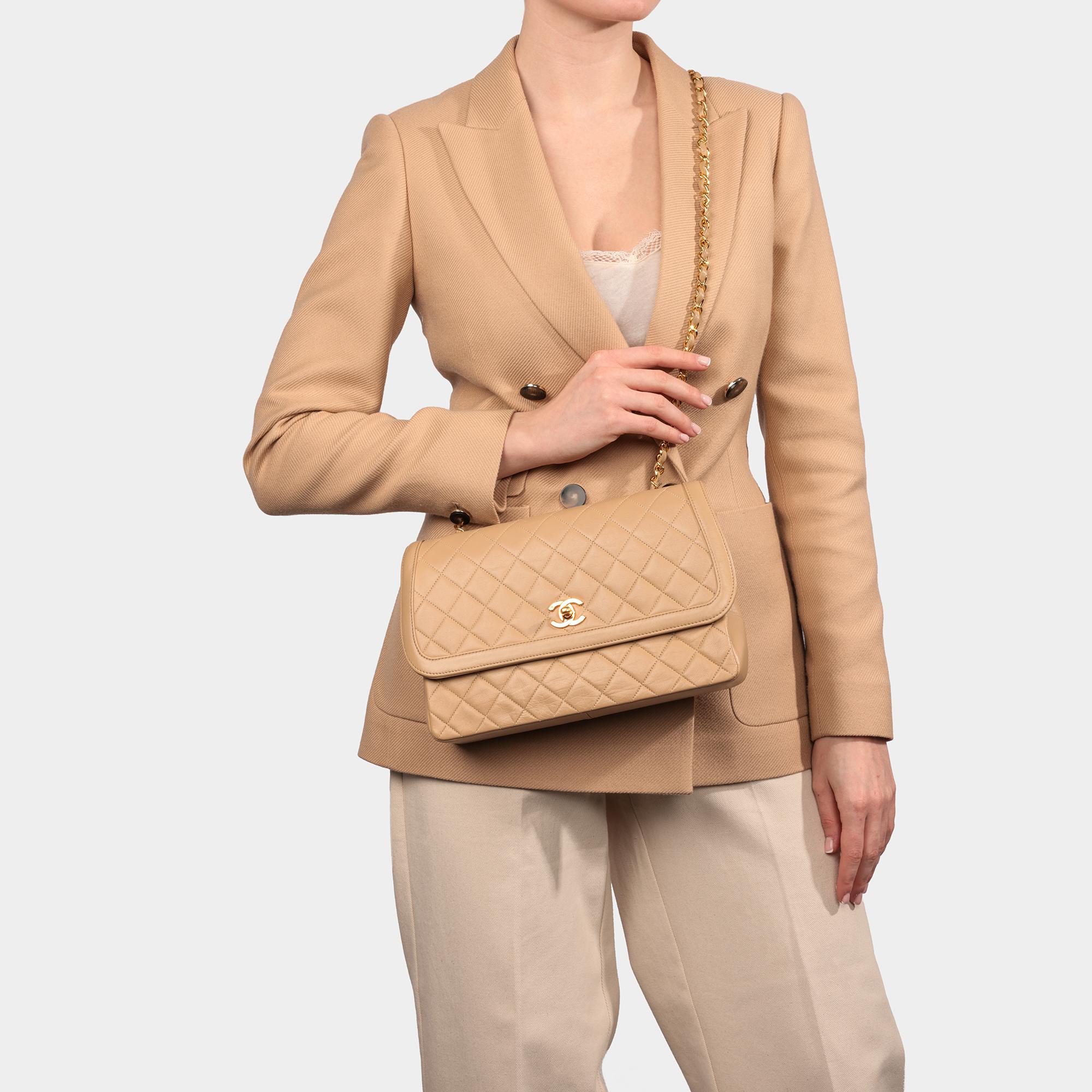 Chanel - Sac à rabat simple classique, taille moyenne, en cuir d'agneau matelassé beige, avec portefeuille en vente 8