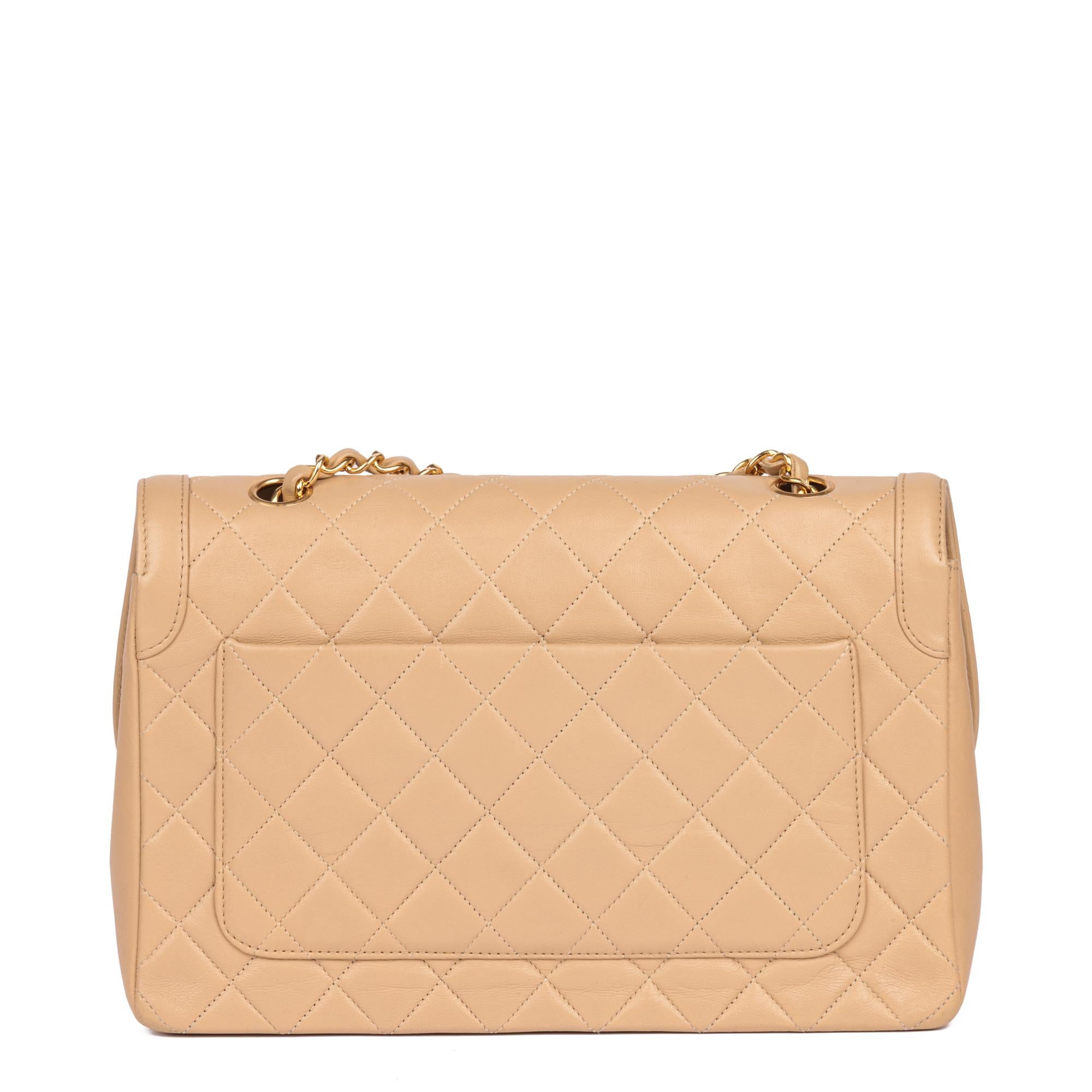 Chanel - Sac à rabat simple classique, taille moyenne, en cuir d'agneau matelassé beige, avec portefeuille Pour femmes en vente