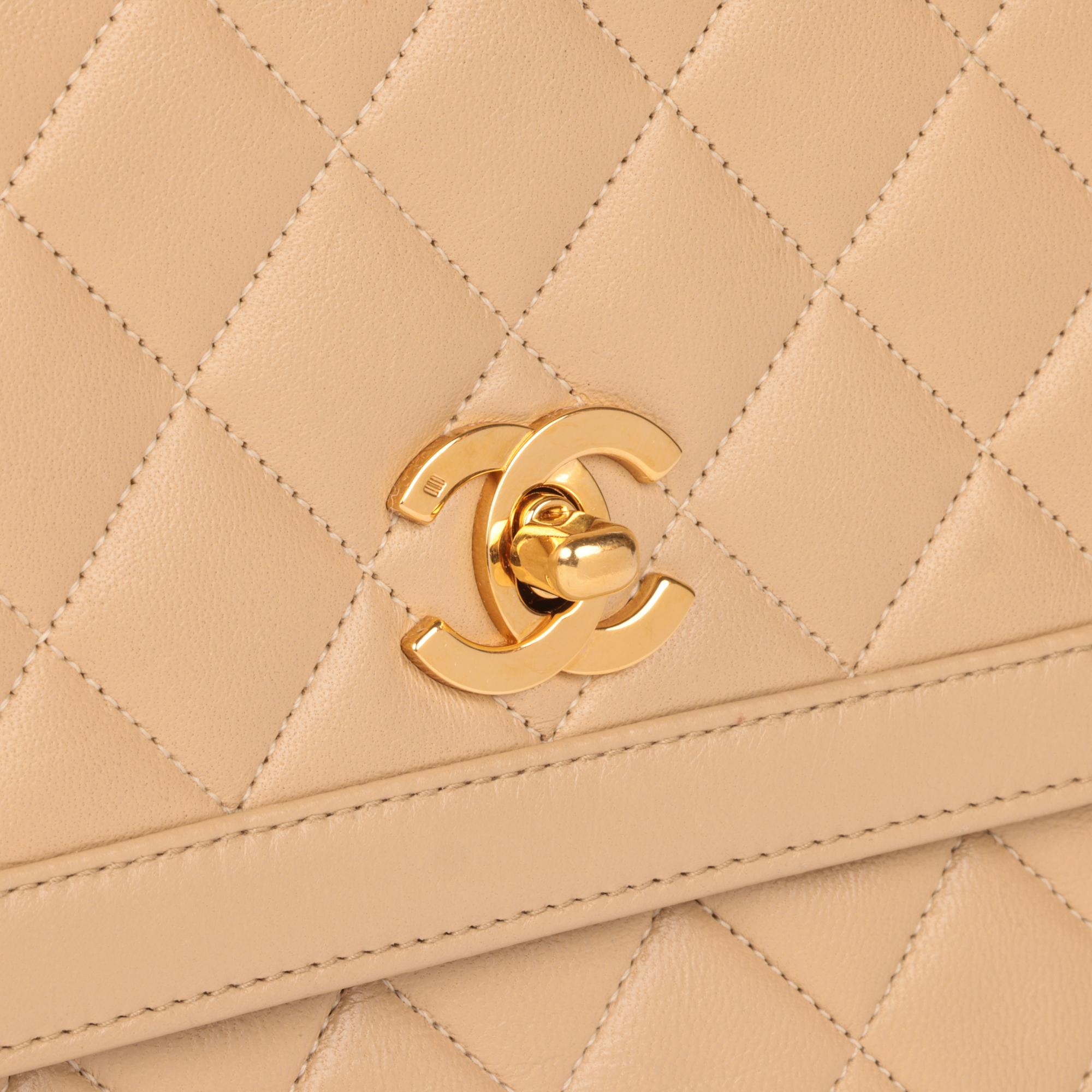 Chanel - Sac à rabat simple classique, taille moyenne, en cuir d'agneau matelassé beige, avec portefeuille en vente 2