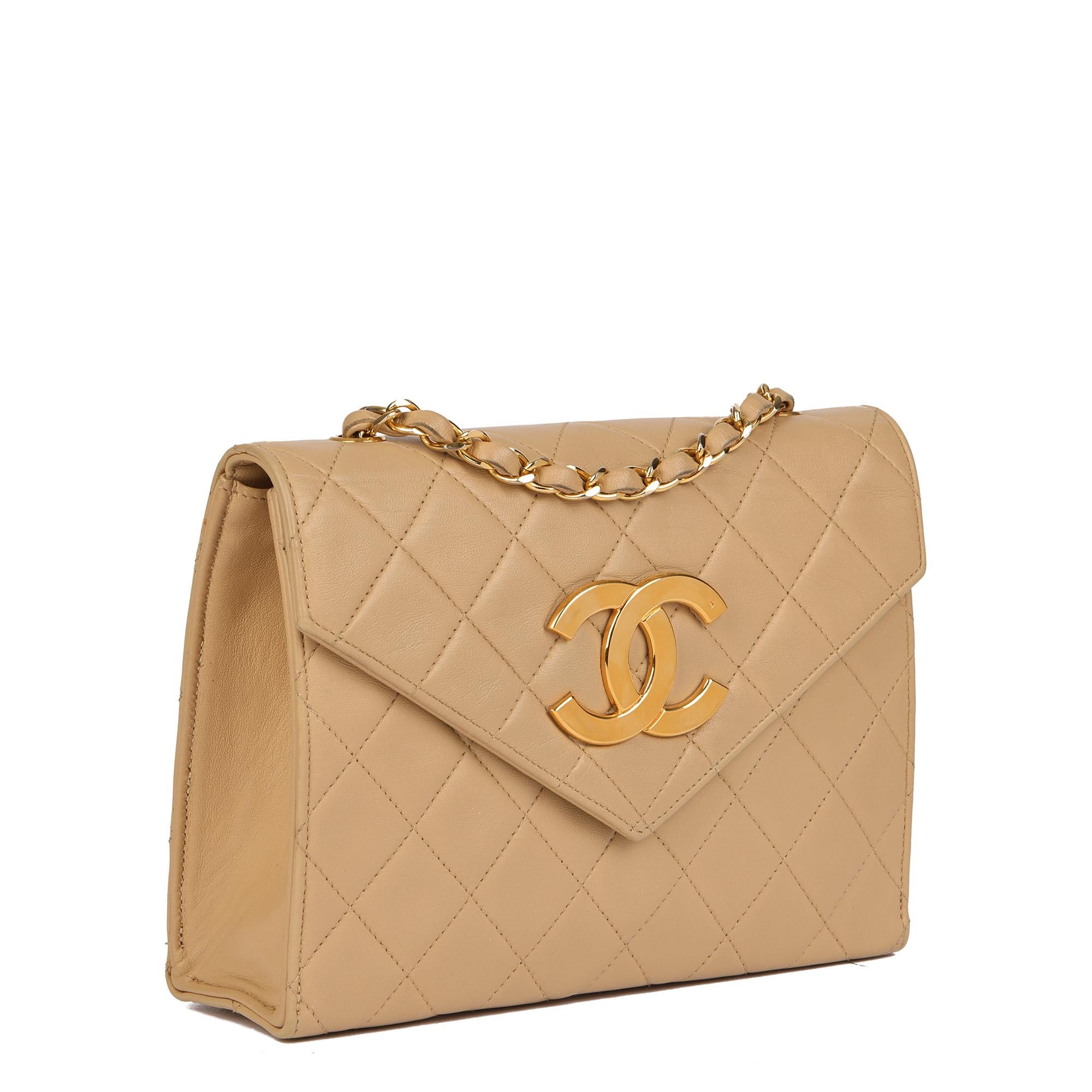 CHANEL
Beige gestepptes Lammfell Vintage Mini Classic Single Flap Bag

Seriennummer: 1059714
Alter (CIRCA): 1989
Begleitet von: Chanel-Staubbeutel, Echtheitskarte
Details zur Authentizität: Echtheitskarte, Serienaufkleber (Made in