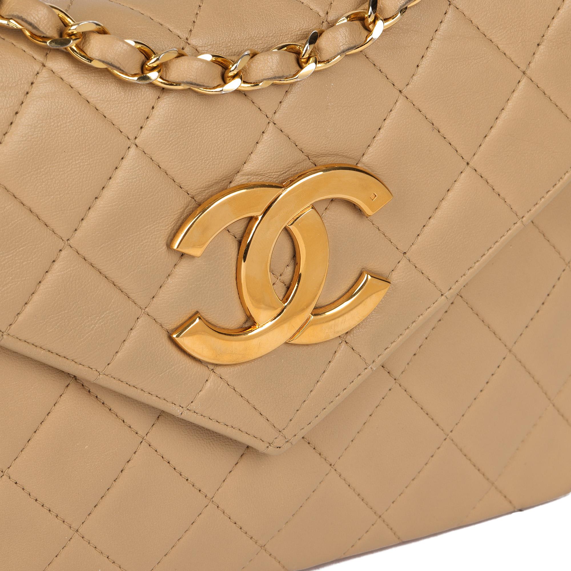 CHANEL Mini sac à rabat classique vintage en cuir d'agneau matelassé beige en vente 3