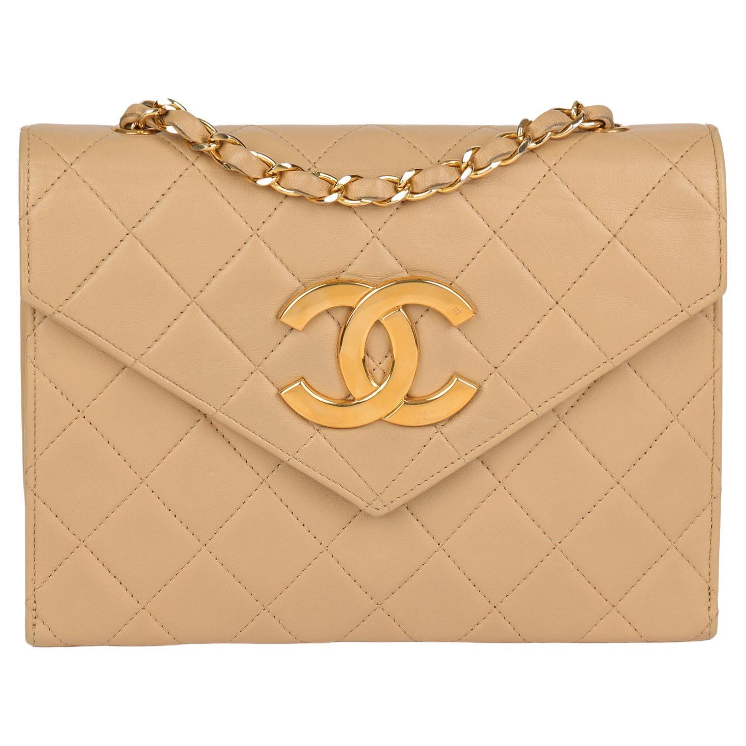 CHANEL Mini sac à rabat classique vintage en cuir d'agneau matelassé beige