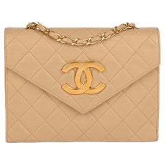 CHANEL Mini sac à rabat classique vintage en cuir d'agneau matelassé beige