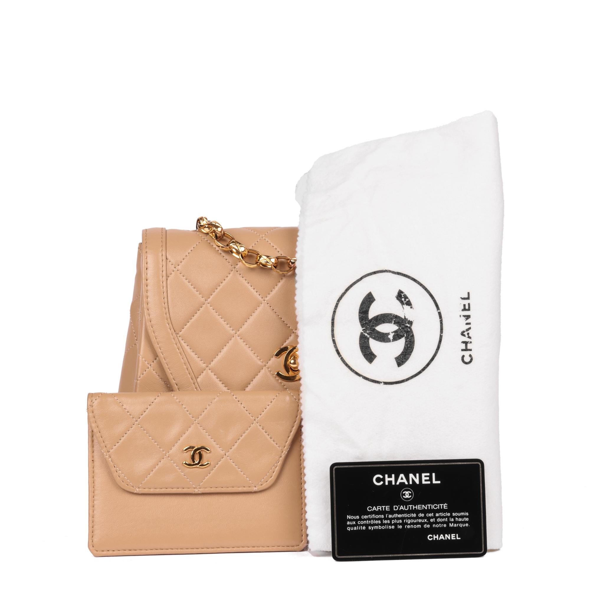 CHANEL Mini sac à rabat vintage en cuir d'agneau matelassé beige avec portefeuille en vente 7