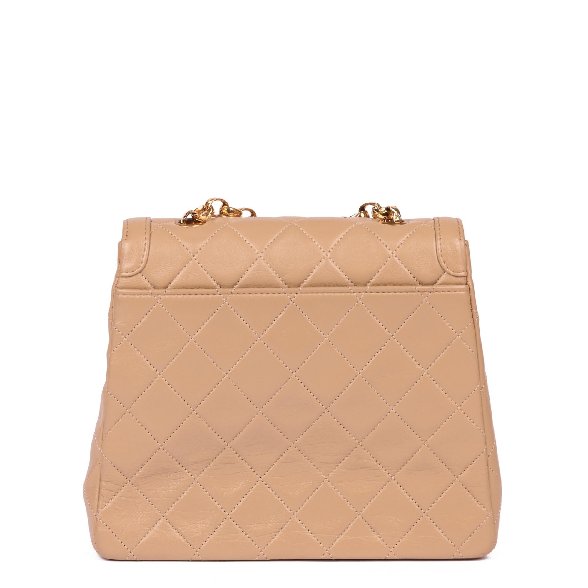 CHANEL Mini sac à rabat vintage en cuir d'agneau matelassé beige avec portefeuille Pour femmes en vente