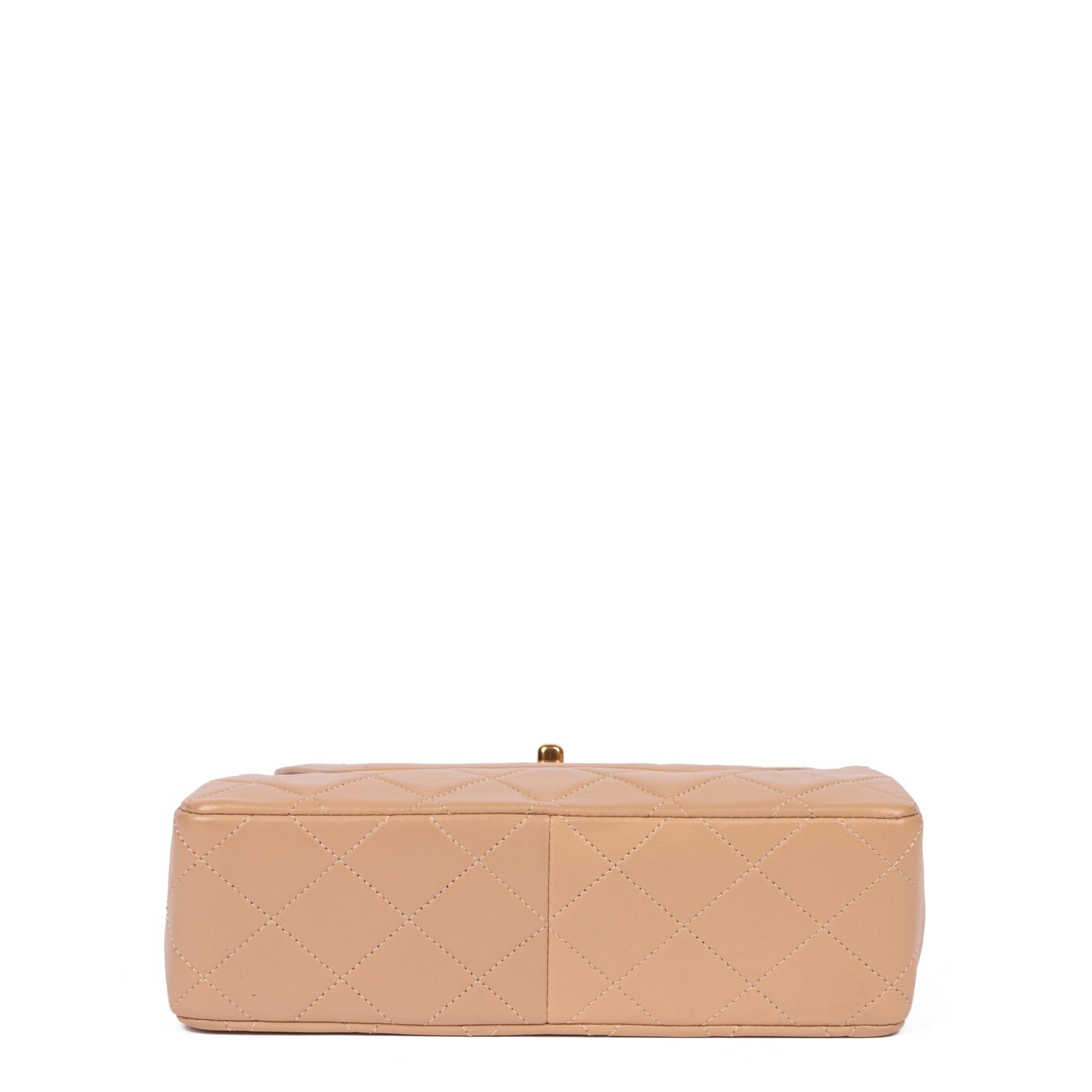 CHANEL Mini sac à rabat vintage en cuir d'agneau matelassé beige avec portefeuille en vente 1