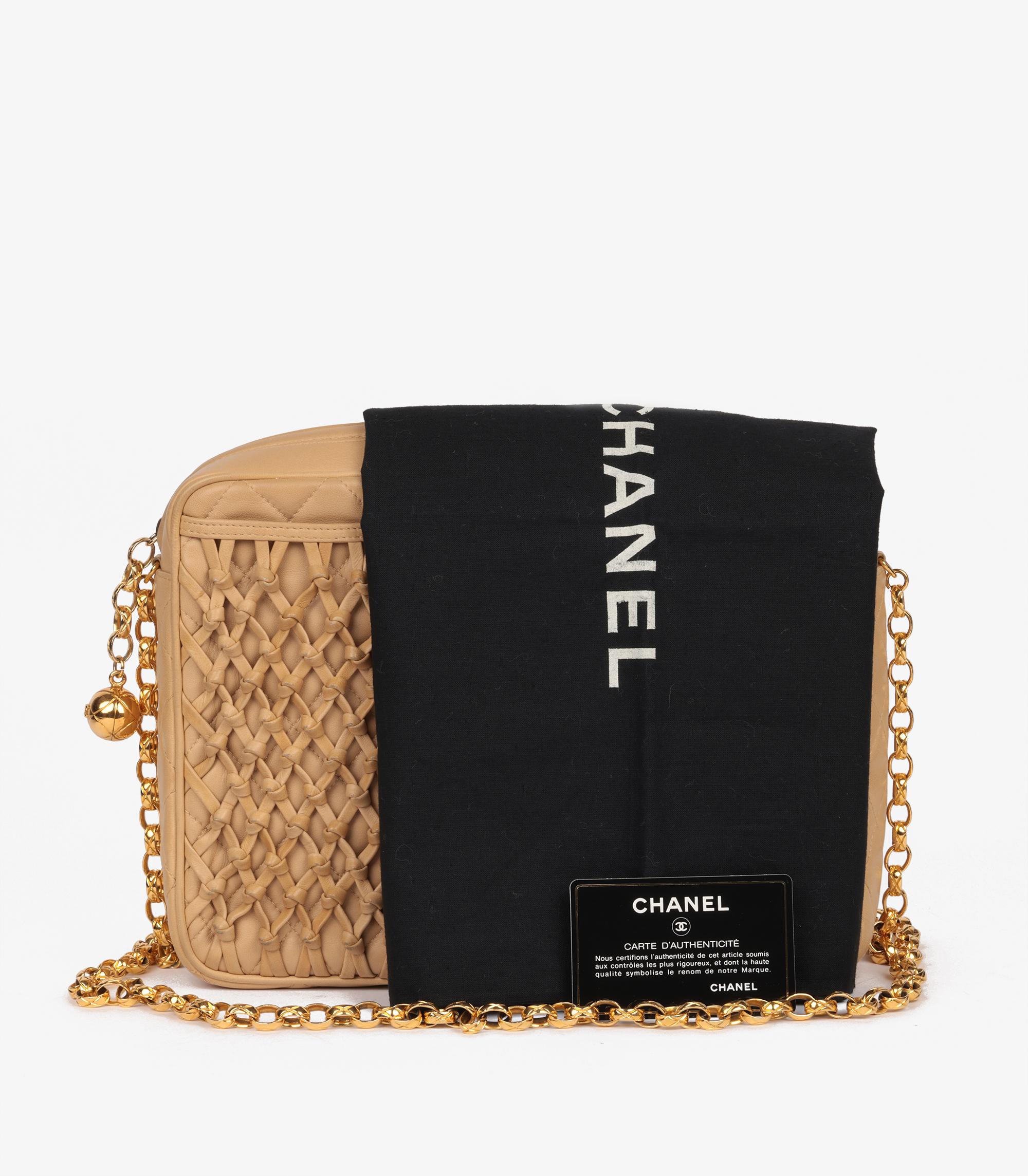 Chanel Beige Gestepptes Lammfell Vintage Timeless Kameratasche im Angebot 8