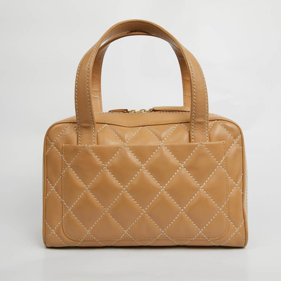 For everyday, small tote in beige quilted leather. The jewelry is gold, closed with a zip. The interior is lined in beige monogram 