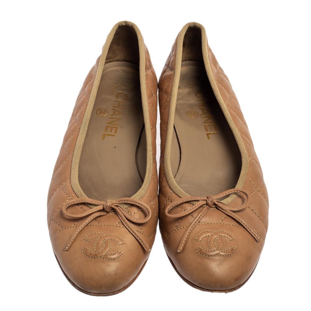 A pair of chic ballet flats for you to elevate your style! These Chanel flats come crafted from beige quilted leather and feature cap toes with the iconic CC logo detailing and delicate bows on the uppers. They are equipped with comfortable