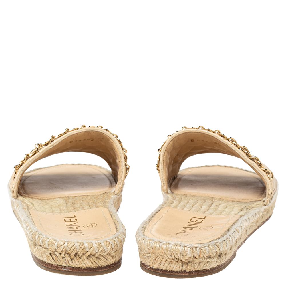 Chanel Beige Quilted Leather CC Chain Flat Espadrille Slides Size 38 In Good Condition In Dubai, Al Qouz 2