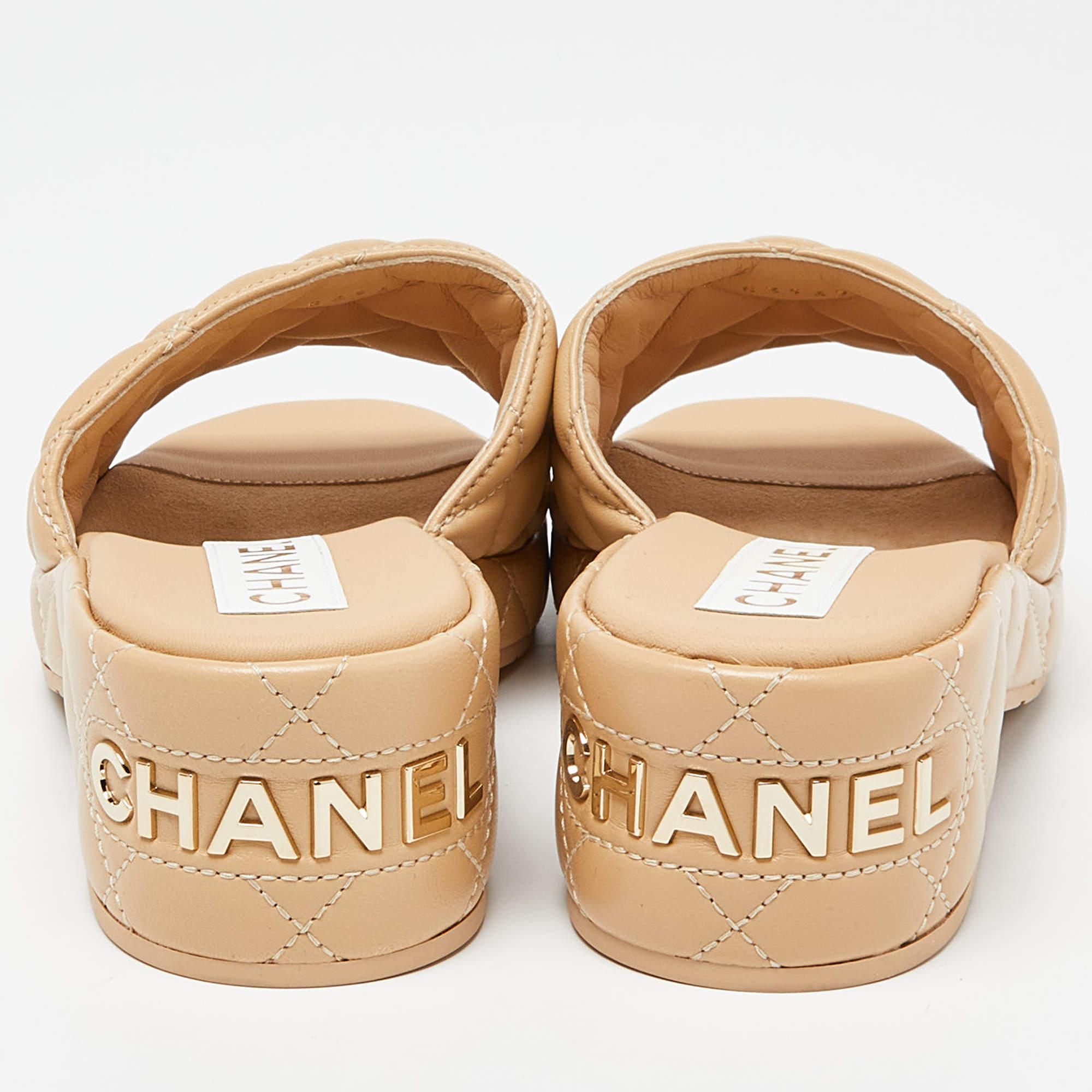 Chanel Beige Quilted Leather CC Platform Slide Sandals Size 38 In Excellent Condition In Dubai, Al Qouz 2