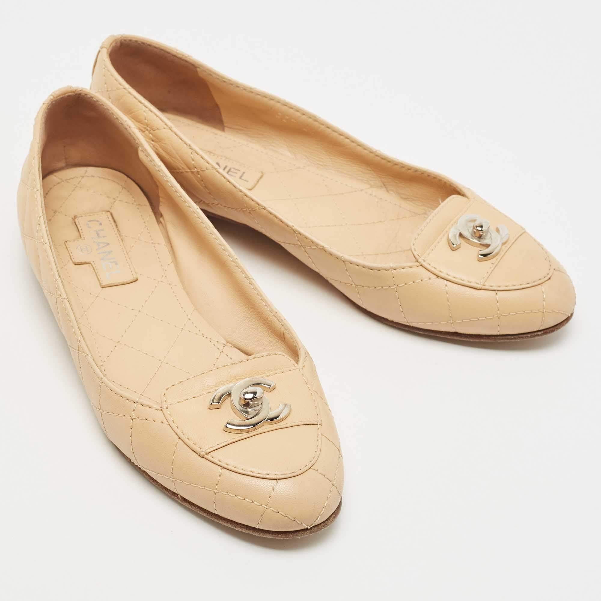 Chanel Beige Quilted Leather CC Turn Lock Loafers Size 35.5 In Good Condition In Dubai, Al Qouz 2