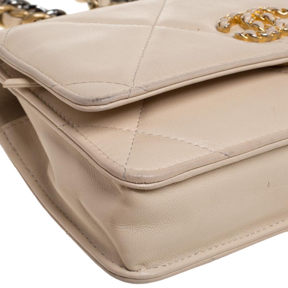Chanel Beige Gestepptes Leder Chanel 19 Geldbörse an Kette 7