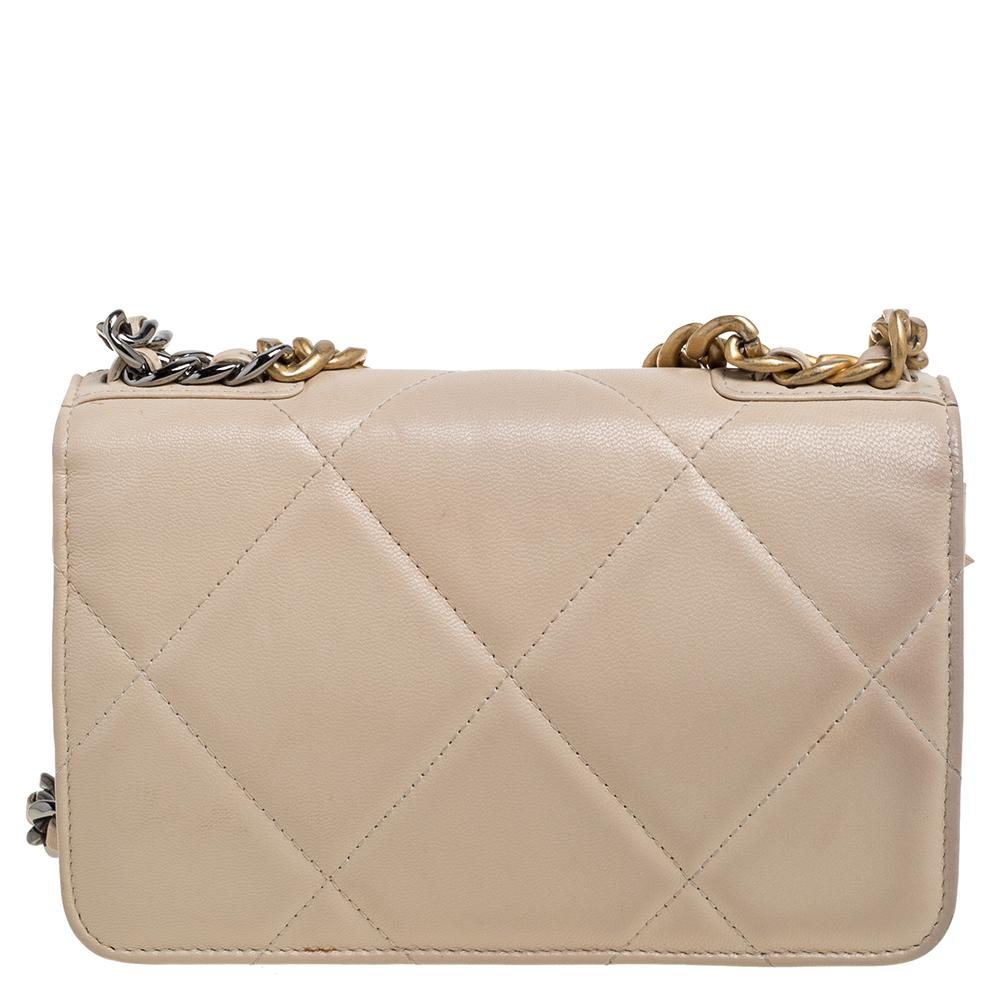 Delivering on Chanel's heritage of excellence, this Chanel 19 Wallet on Chain arrives in a classic design. Crafted from quilted leather, the bag features a shoulder chain in mixed metal and the brand's iconic CC detail on the flap. The