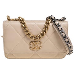 Chanel Beige Gestepptes Leder Chanel 19 Geldbörse an Kette