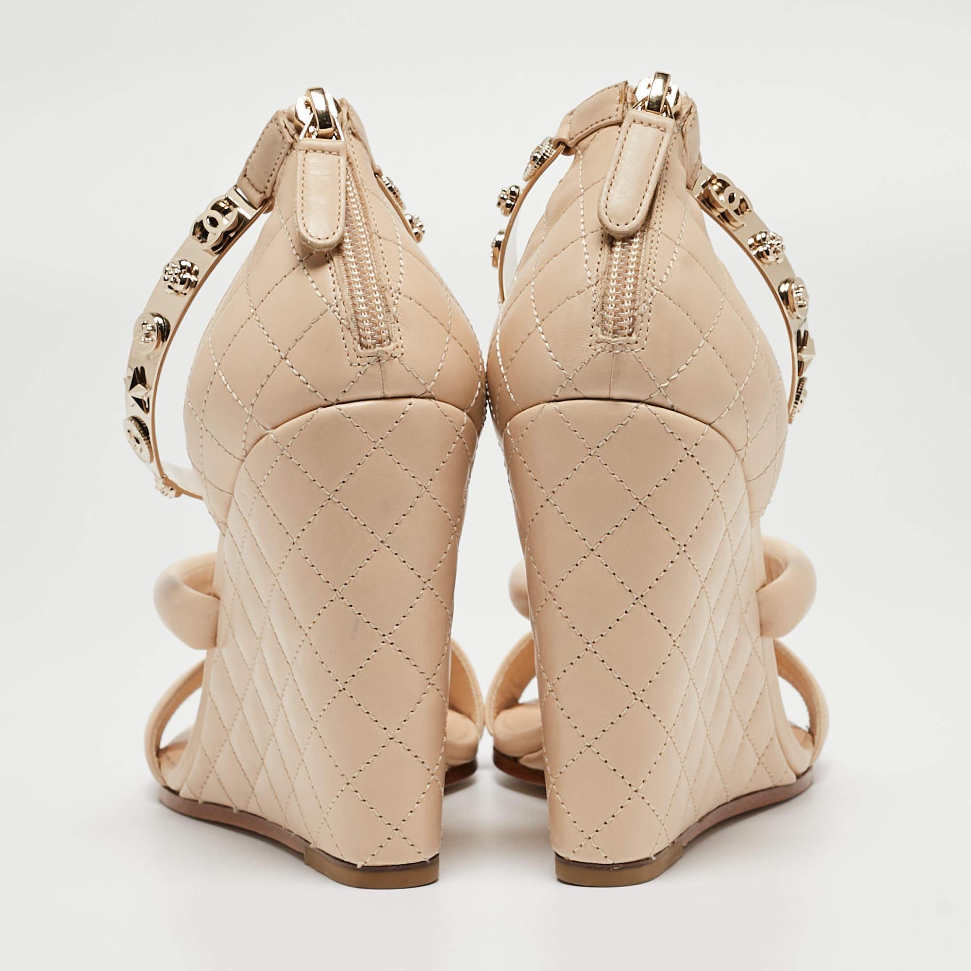 Chanel Beige Quilted Leather Charm Embellished Ankle Cuff Wedge Sandals Size 39 In Excellent Condition For Sale In Dubai, Al Qouz 2