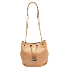 Chanel Beige gesteppte ägyptische Amulet Bucket Bag aus Leder mit Kordelzug