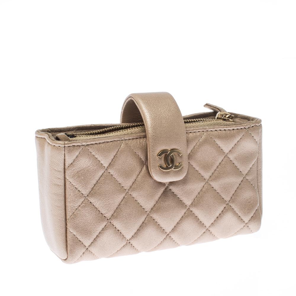 Why just stop at owning a Chanel bag when you can also carry your darling iPhone in a lovely leather pouch with the brand's signature quilt! This creation from Chanel is truly one tech accessory you will love to flaunt. It has a CC-adorned flap that