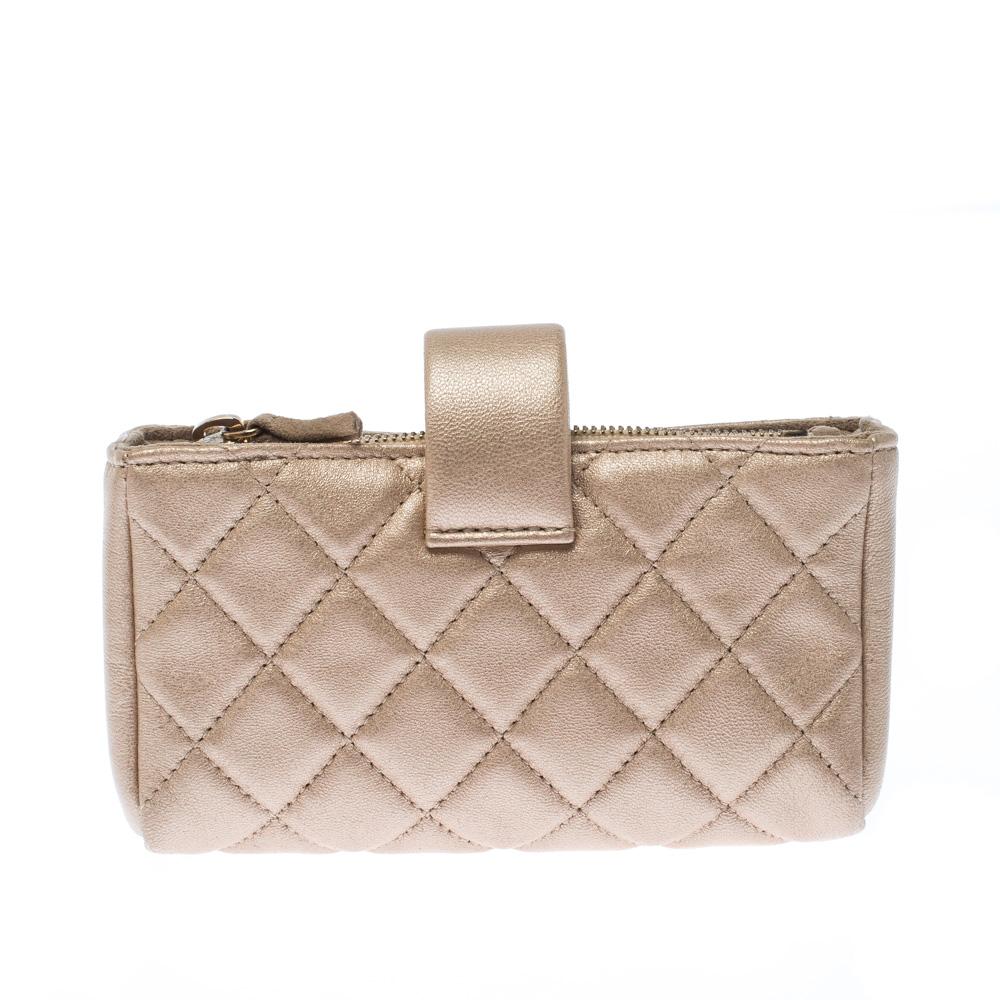 Chanel Beige Quilted Leather iPhone Pouch In Good Condition In Dubai, Al Qouz 2