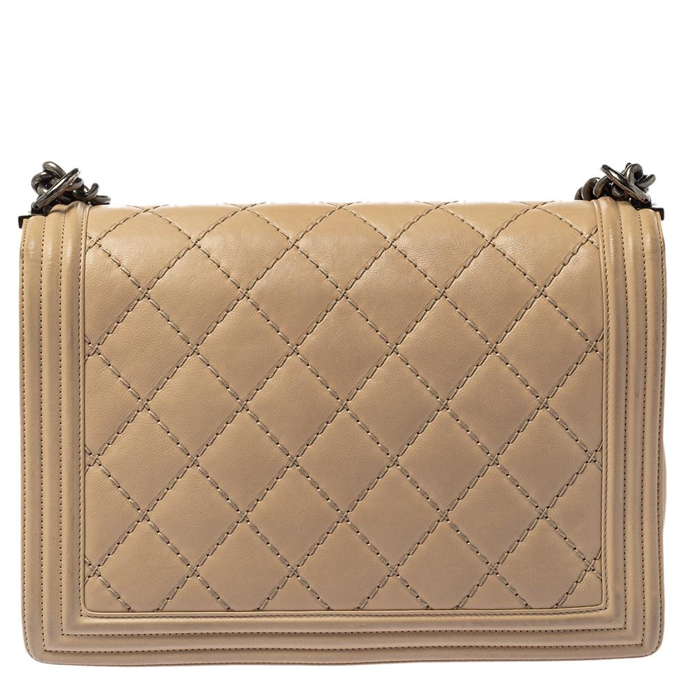 Every Chanel creation deserves to be etched with honor in the history of fashion as they carry irreplaceable style. Like this stunner of a Boy Flap that has been exquisitely crafted from quilted leather. It does not only bring a beige shade but also