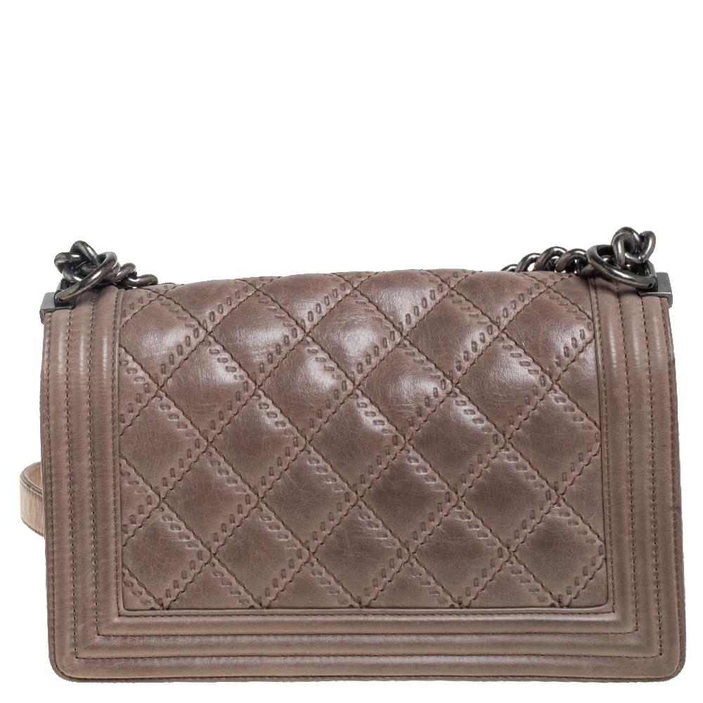 Every Chanel creation deserves to be etched with honor in the history of fashion as they carry irreplaceable style. Like this stunner of a Boy Flap that has been exquisitely crafted from leather. It does not only bring a beige shade but also their