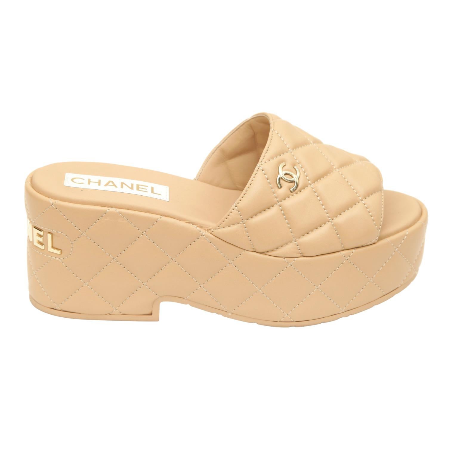 GUARANTEED AUTHENTIC CHANEL 2023 BEIGE QUILTED LEATHER MULES

Retail excluding sales taxes $1,300


Details:
- Beige quilted leather uppers.
- Gold-tone CC logo at vamp.
- Platform, wedge heels.
- Slip on.
- Leather insoles and rubber soles.
- Comes