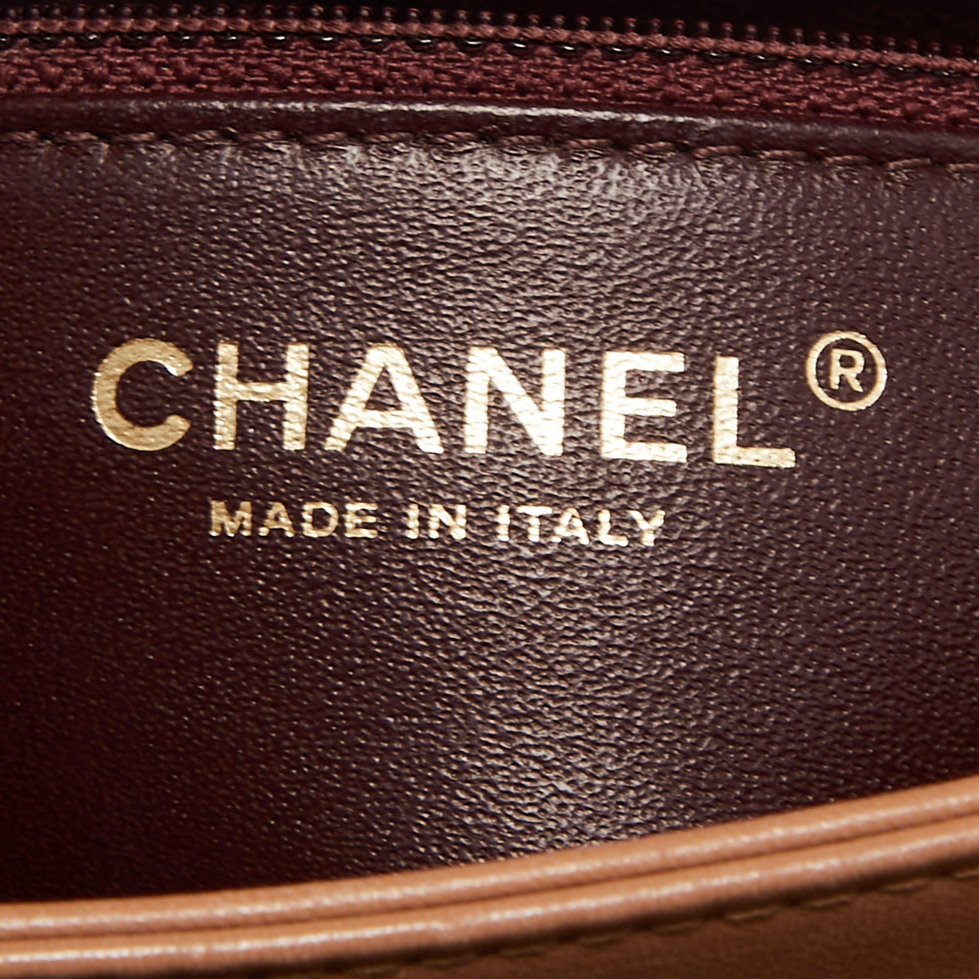 Chanel Beige gesteppte Ledertasche CC mit Klappe und Griff oben im Angebot 3