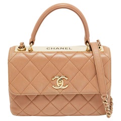 Chanel - Petit sac à main tendance à rabat en cuir matelassé beige avec anse CC