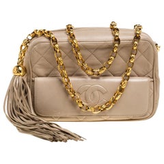 Chanel Beige Gesteppte Vintage CC Kameratasche aus Leder mit Quaste