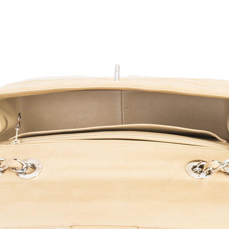 Chanel beige quilted leather VINTAGE MAXI CLASSIC FLAP Shoulder Bag In Good Condition In Zürich, CH