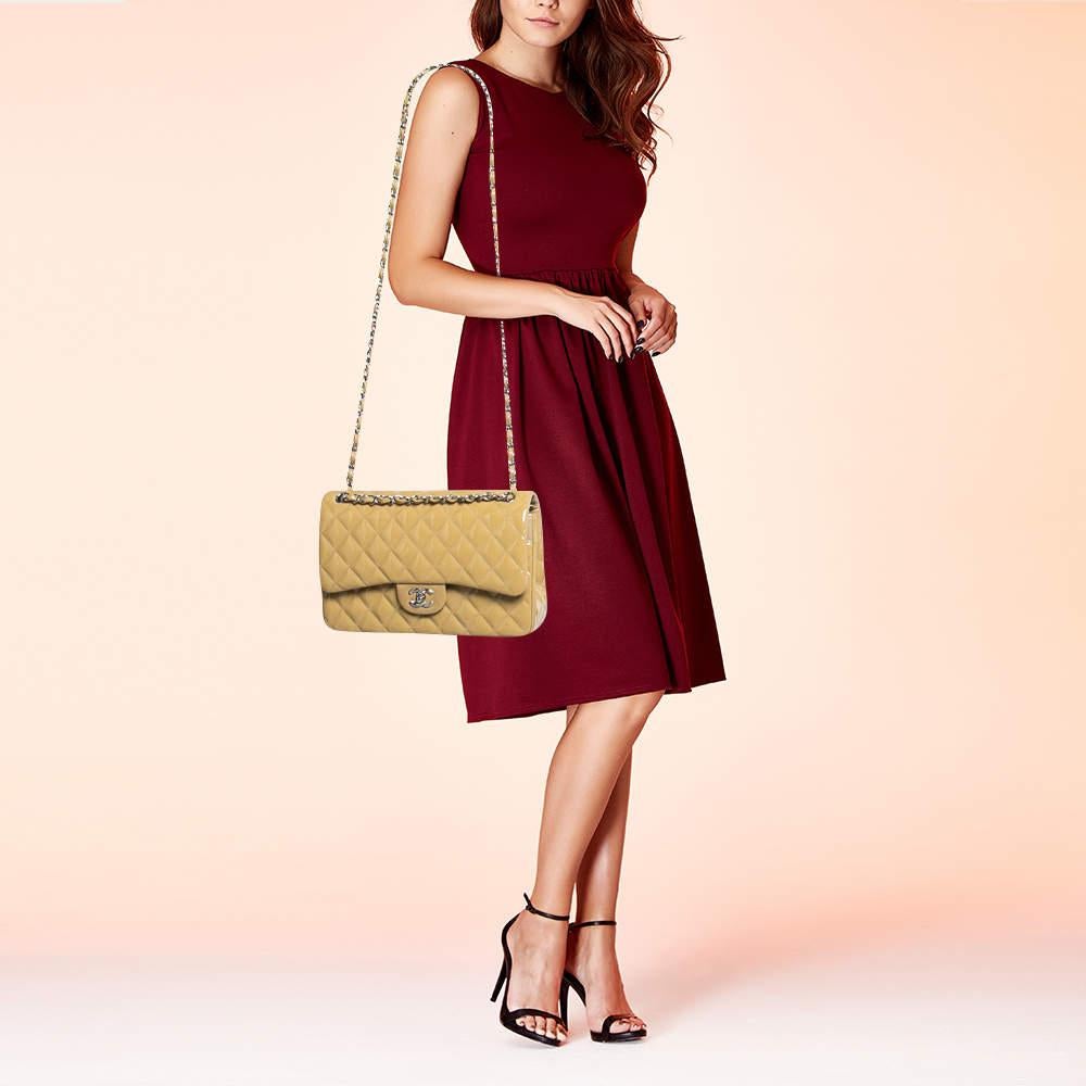 Mit tadelloser Handwerkskunst  hoher Stilempfindenswert  und ein Hauch von Eleganz  diese Chanel-Tasche hat alles, was sie braucht, perfekt genäht  Die Handtasche wird nur aus hochwertigen MATERIALEN hergestellt, damit sie Ihnen lange erhalten