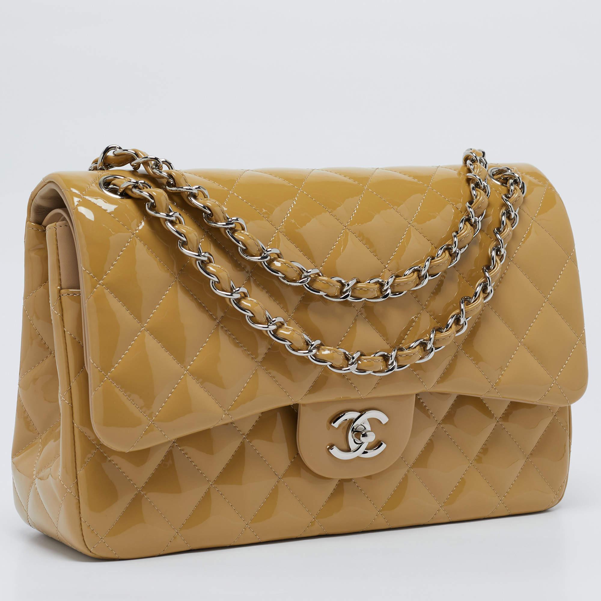 Chanel Beige gesteppte Jumbo Classic Double Flap Tasche aus Lackleder in Beige im Zustand „Neu“ in Dubai, Al Qouz 2