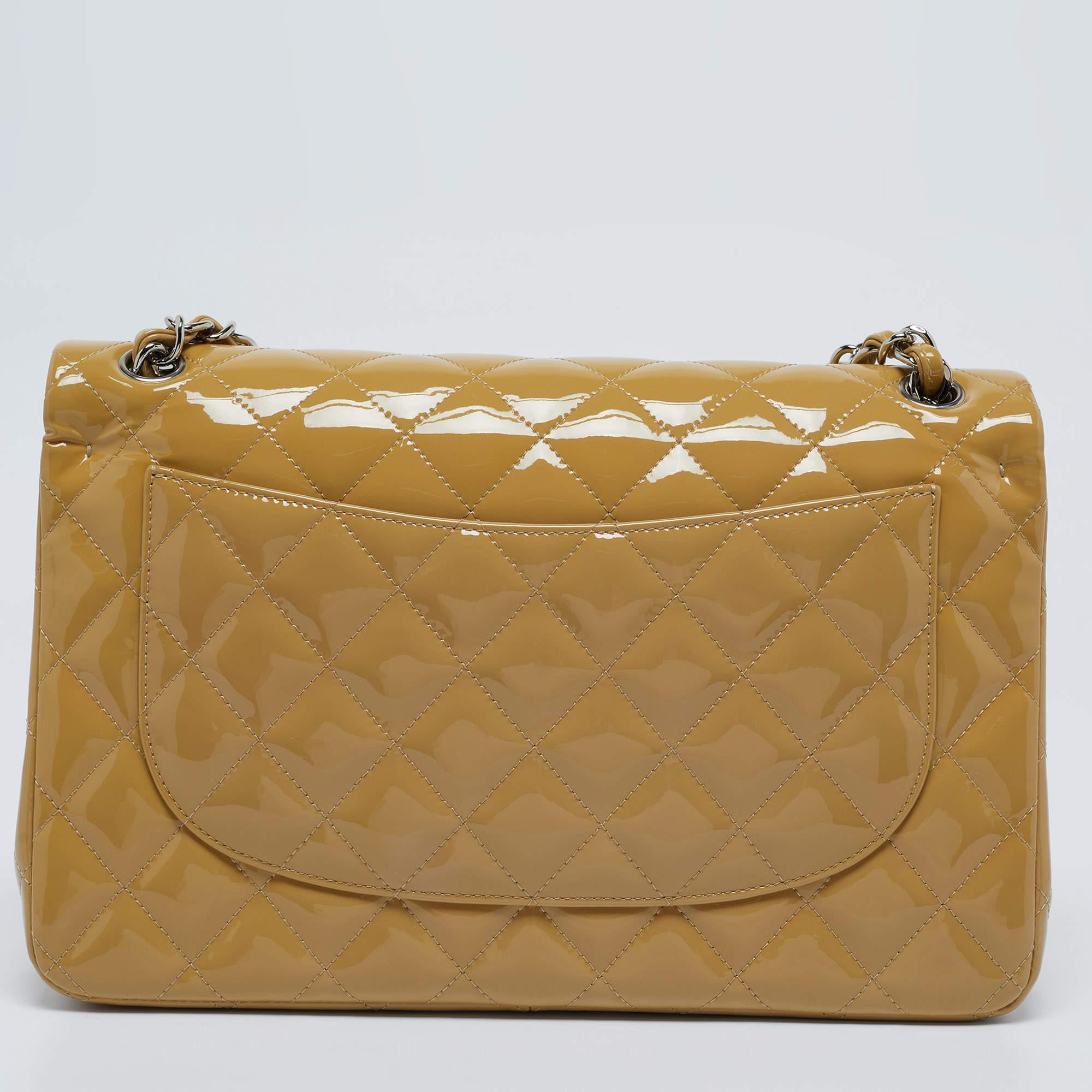 Chanel Beige gesteppte Jumbo Classic Double Flap Tasche aus Lackleder in Beige Damen