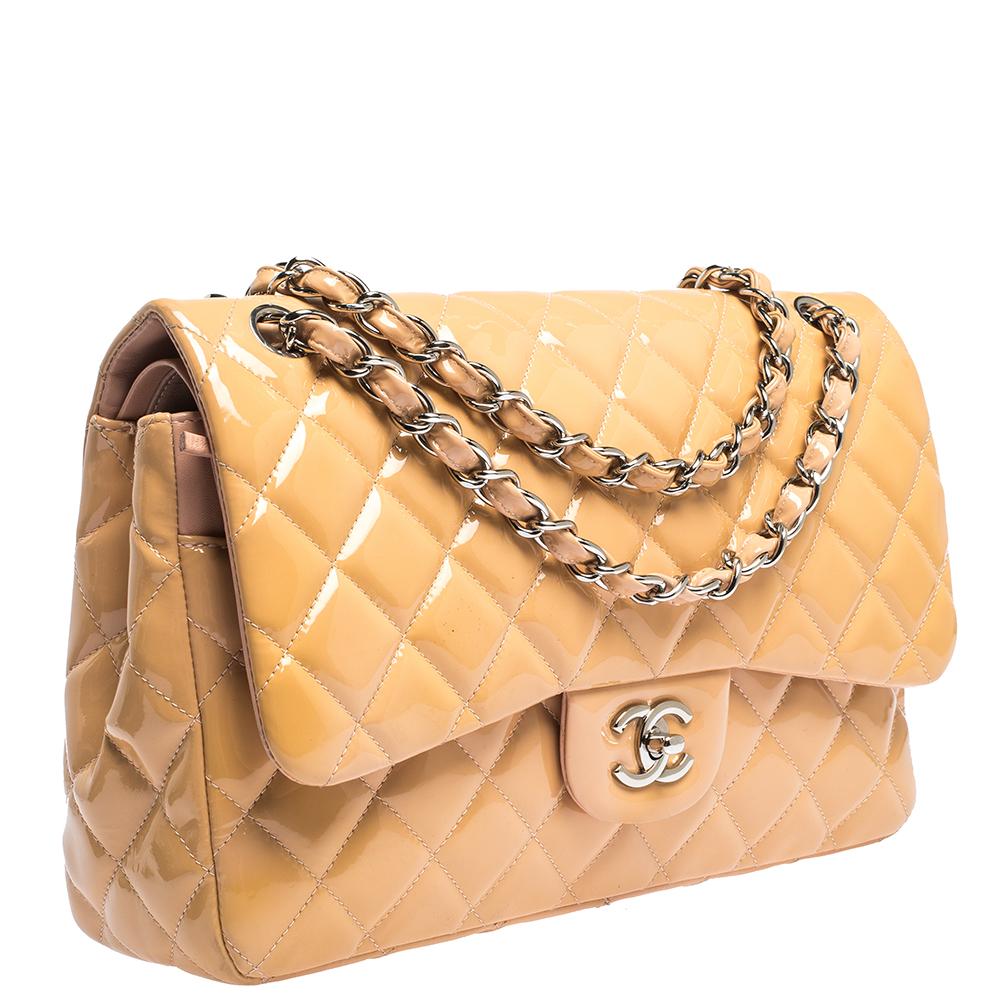 Chanel Beige Gestepptes Lackleder Jumbo Classic Double Flap Tasche im Zustand „Gut“ in Dubai, Al Qouz 2