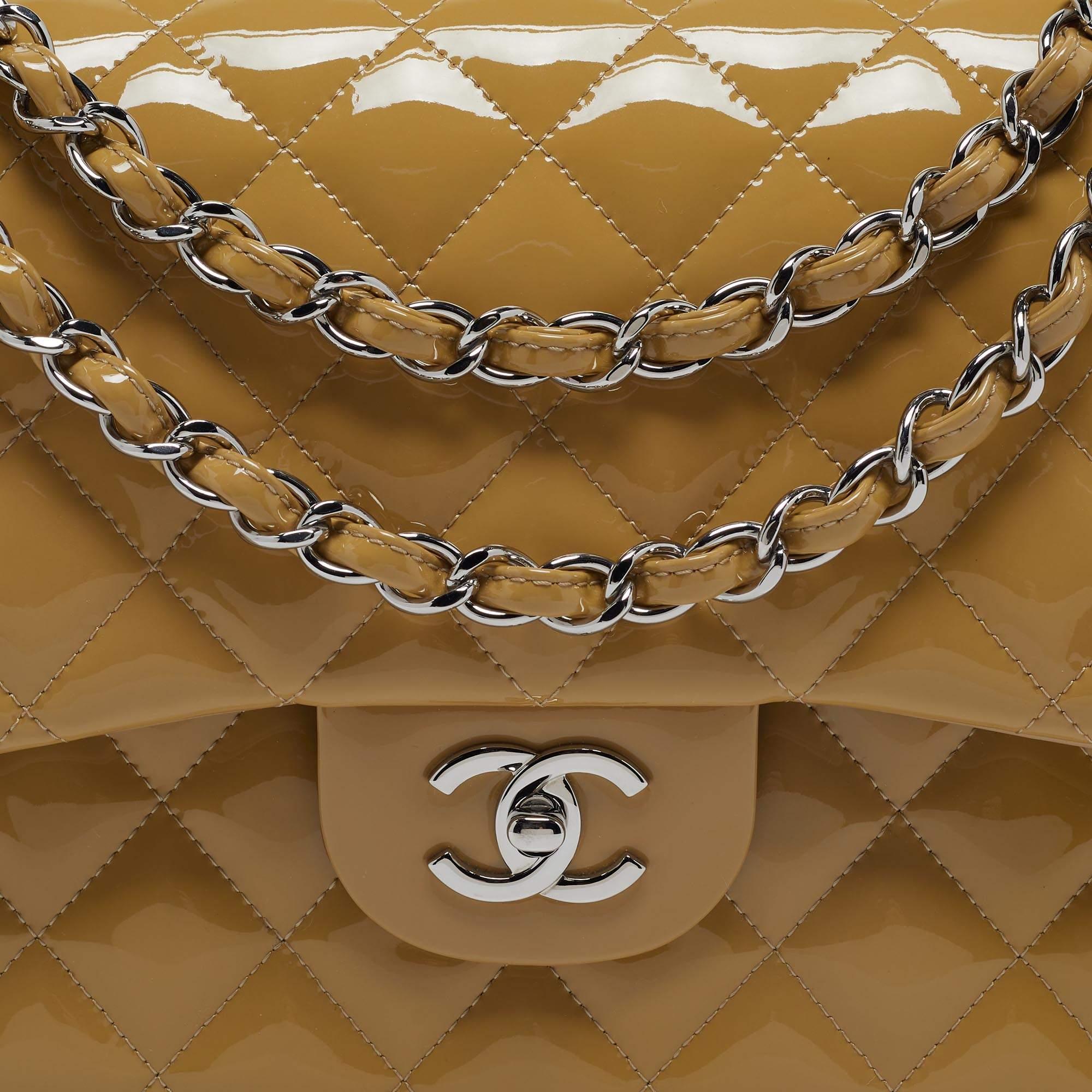 Chanel Beige gesteppte Jumbo Classic Double Flap Tasche aus Lackleder in Beige 1
