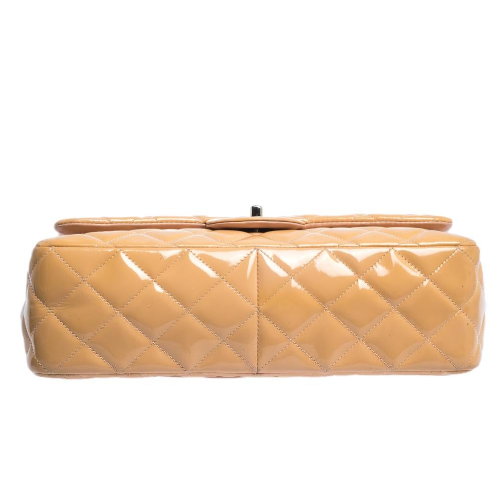 Chanel Beige Quilted Patent Leather Jumbo Classic Double Flap Bag In Good Condition In Dubai, Al Qouz 2