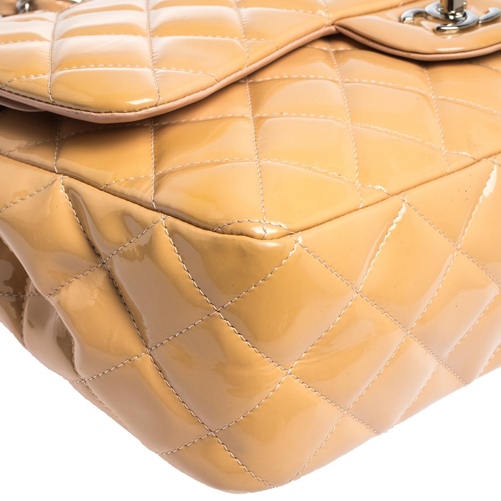 Chanel Beige Quilted Patent Leather Jumbo Classic Double Flap Bag In Good Condition In Dubai, Al Qouz 2