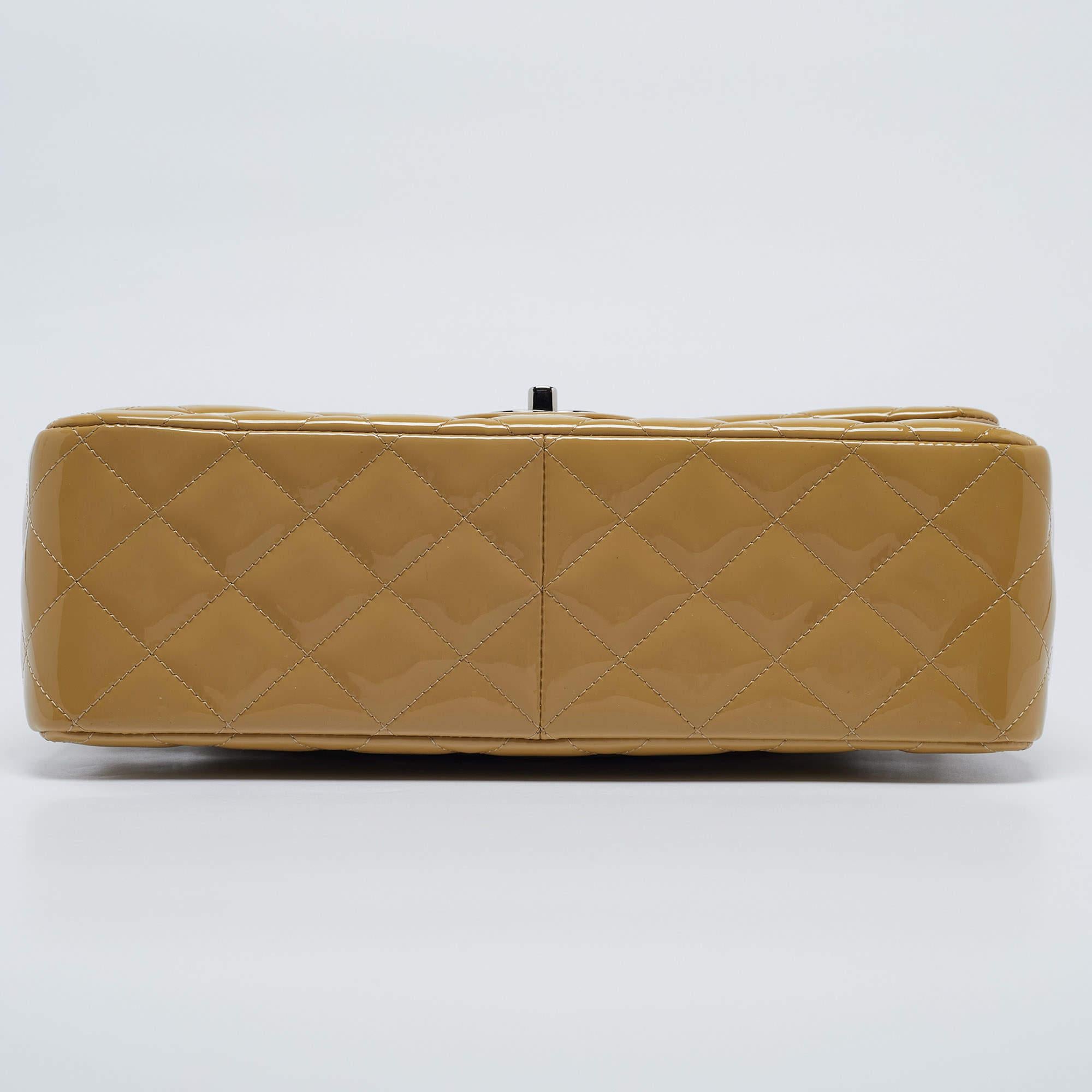 Chanel Beige gesteppte Jumbo Classic Double Flap Tasche aus Lackleder in Beige 3