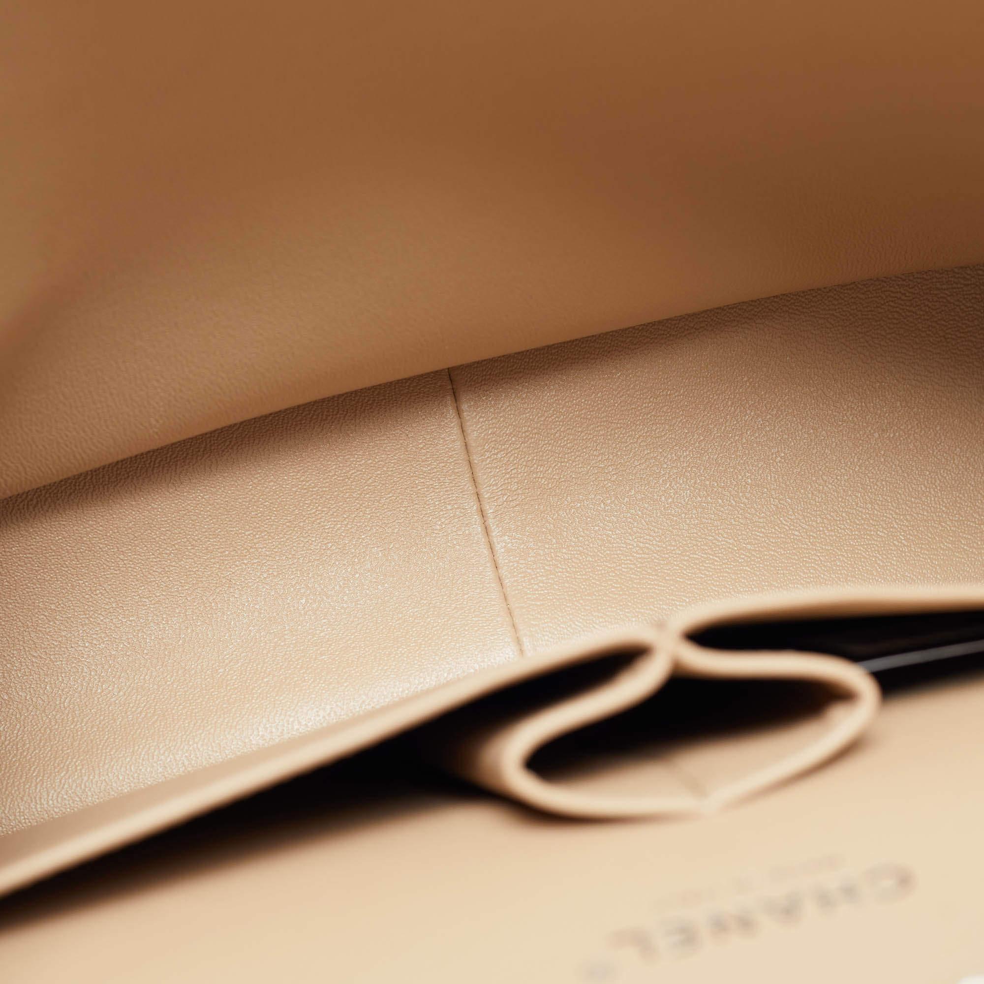 Chanel Beige gesteppte Jumbo Classic Double Flap Tasche aus Lackleder in Beige 4